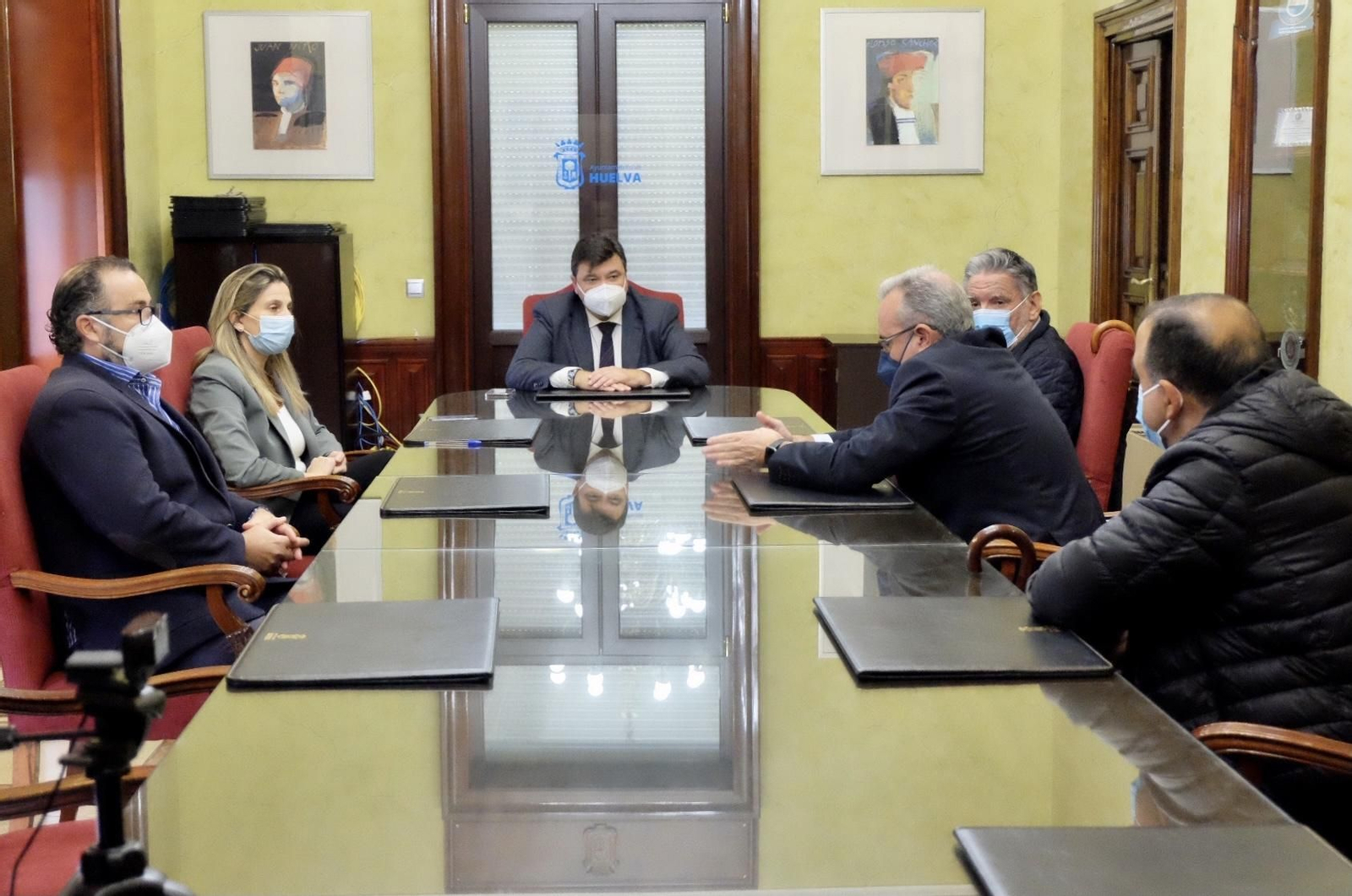 Reunión entre el alcalde y los representantes en Huelva de la plataforma de la concertada Más Plurales.