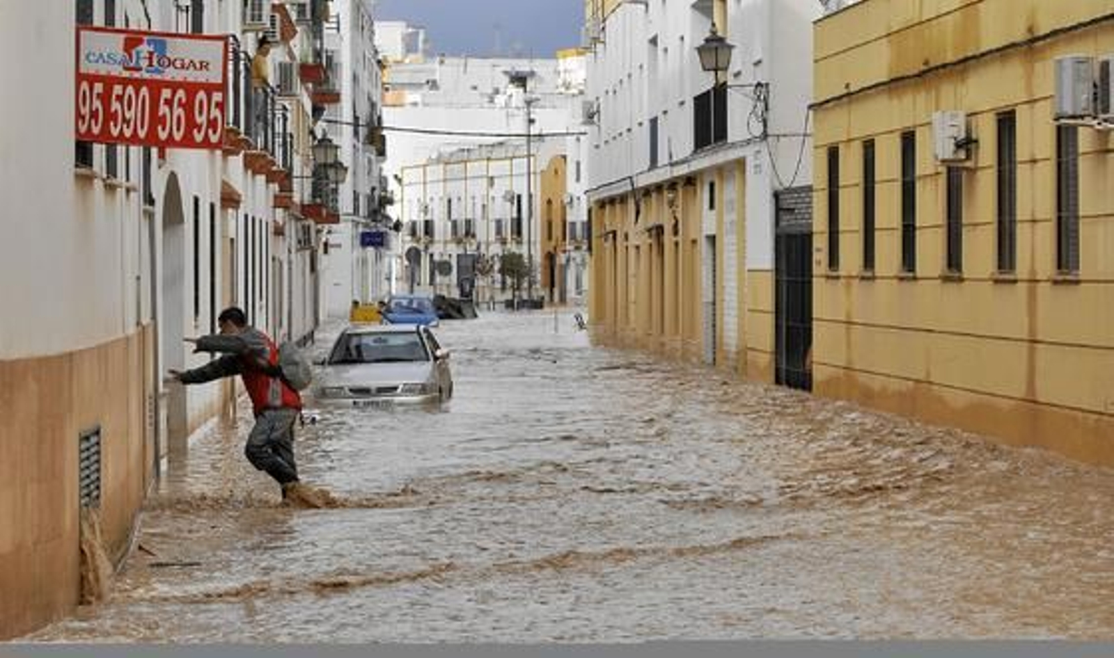 Un vecino intenta evitar ser arrastrado por la corriente de agua. 

Foto: Manuel Gómez
