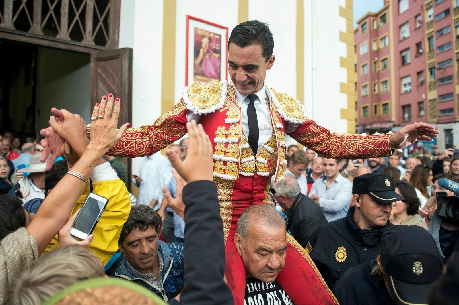 El diestro murciano Paco Ureña, en su salida a hombros en la plaza de Santander.