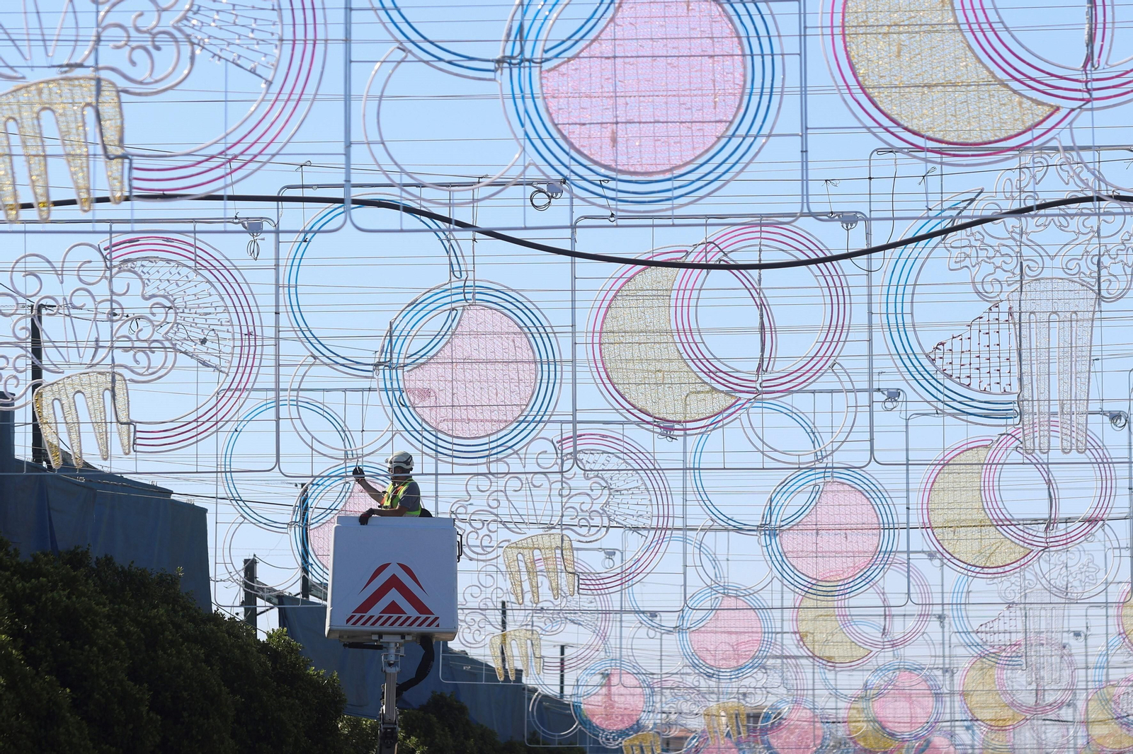 Instalación de las luces en el Real de la Feria