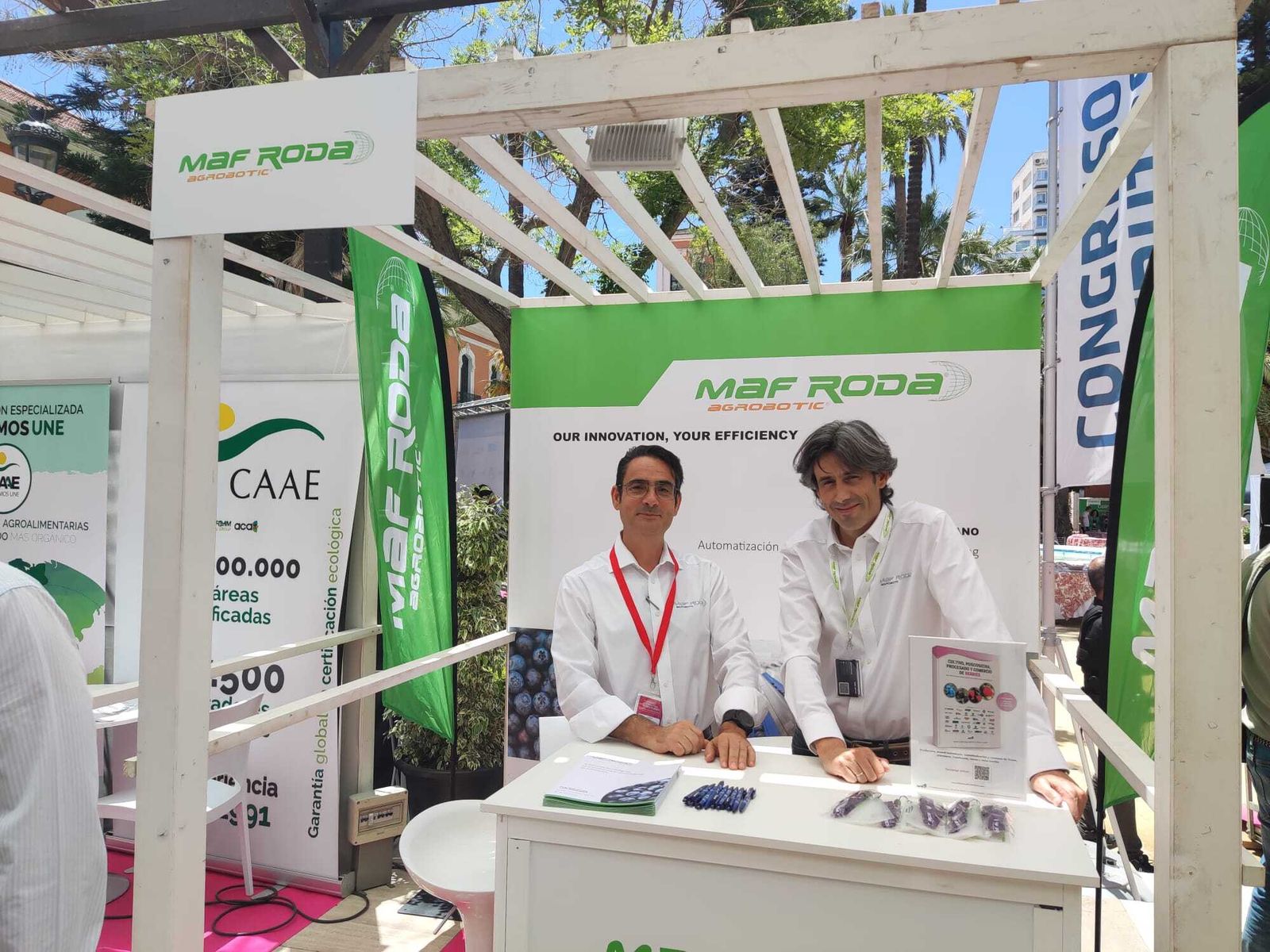 Más de medio centenar de empresas participan en el Congreso de Frutos Rojos