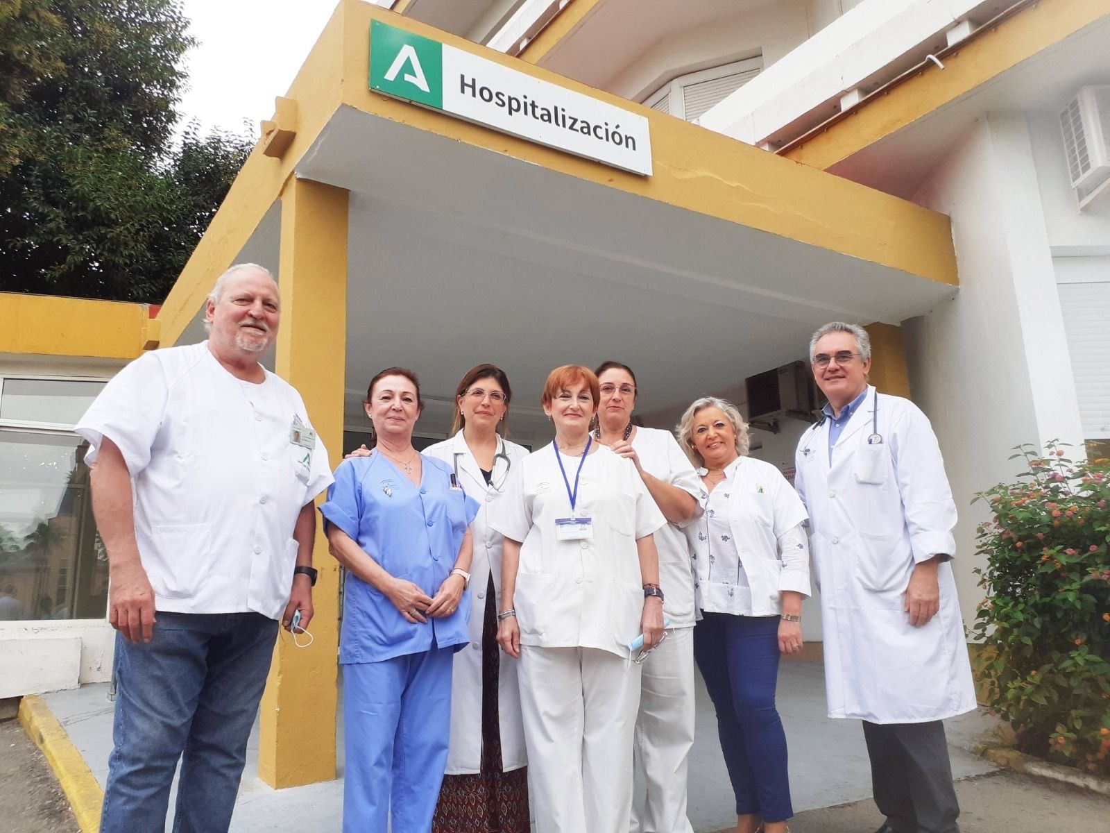 Los doctores Ricardo Ruiz (primero por la izquierda) y Nieves Lara (tercera), junto al resto del equipo de una unidad.