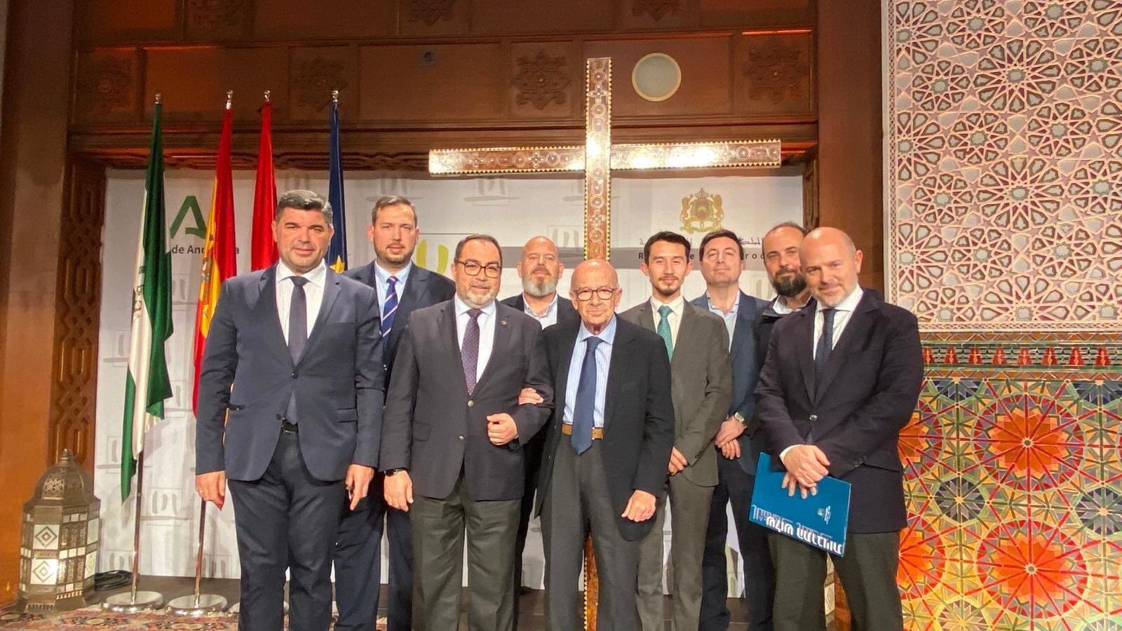 Fotografía de familia en el acto de puesta en común de conclusiones