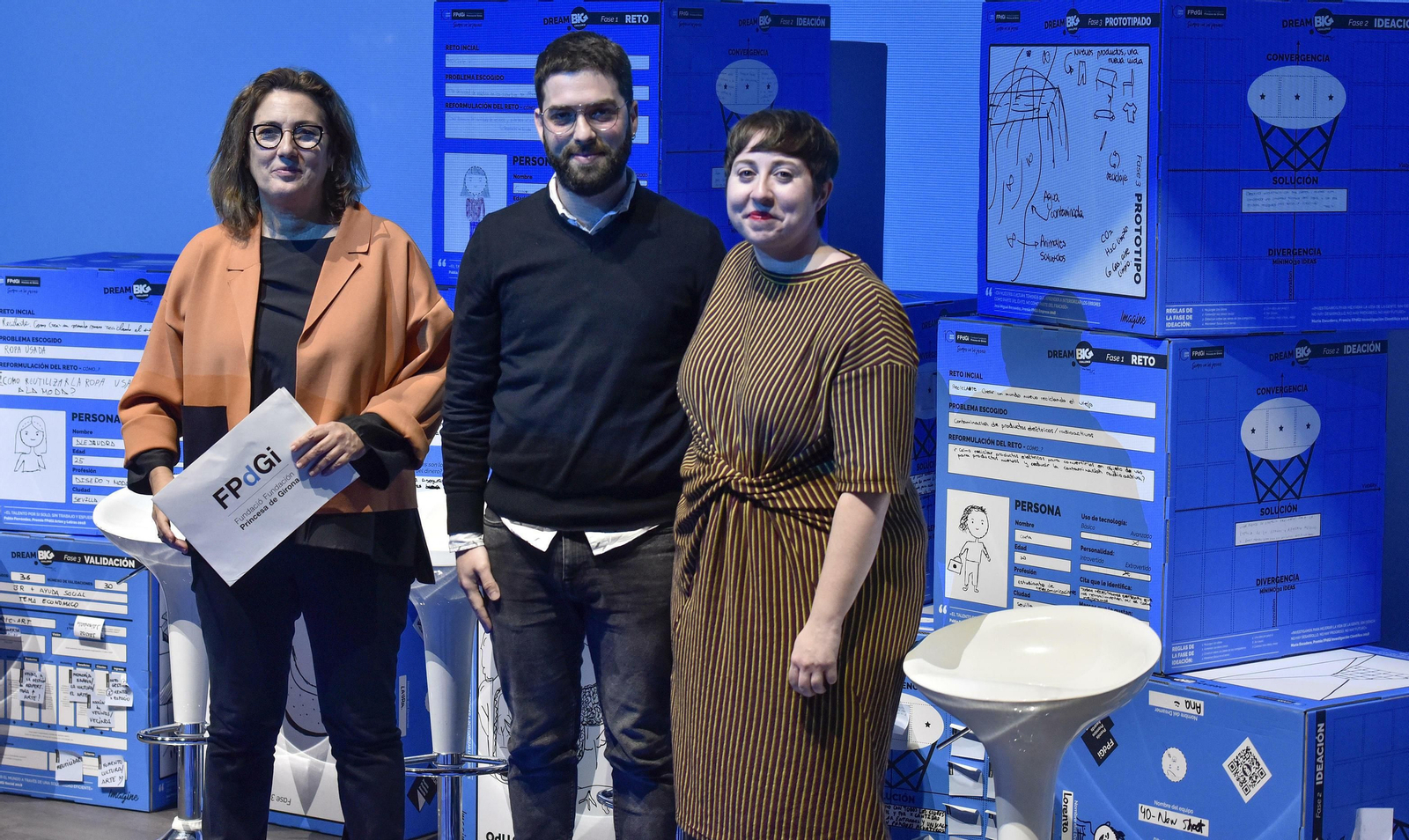 Rafael Rodríguez Villalobos, con Montserrat Domínguez y Elena Medel.