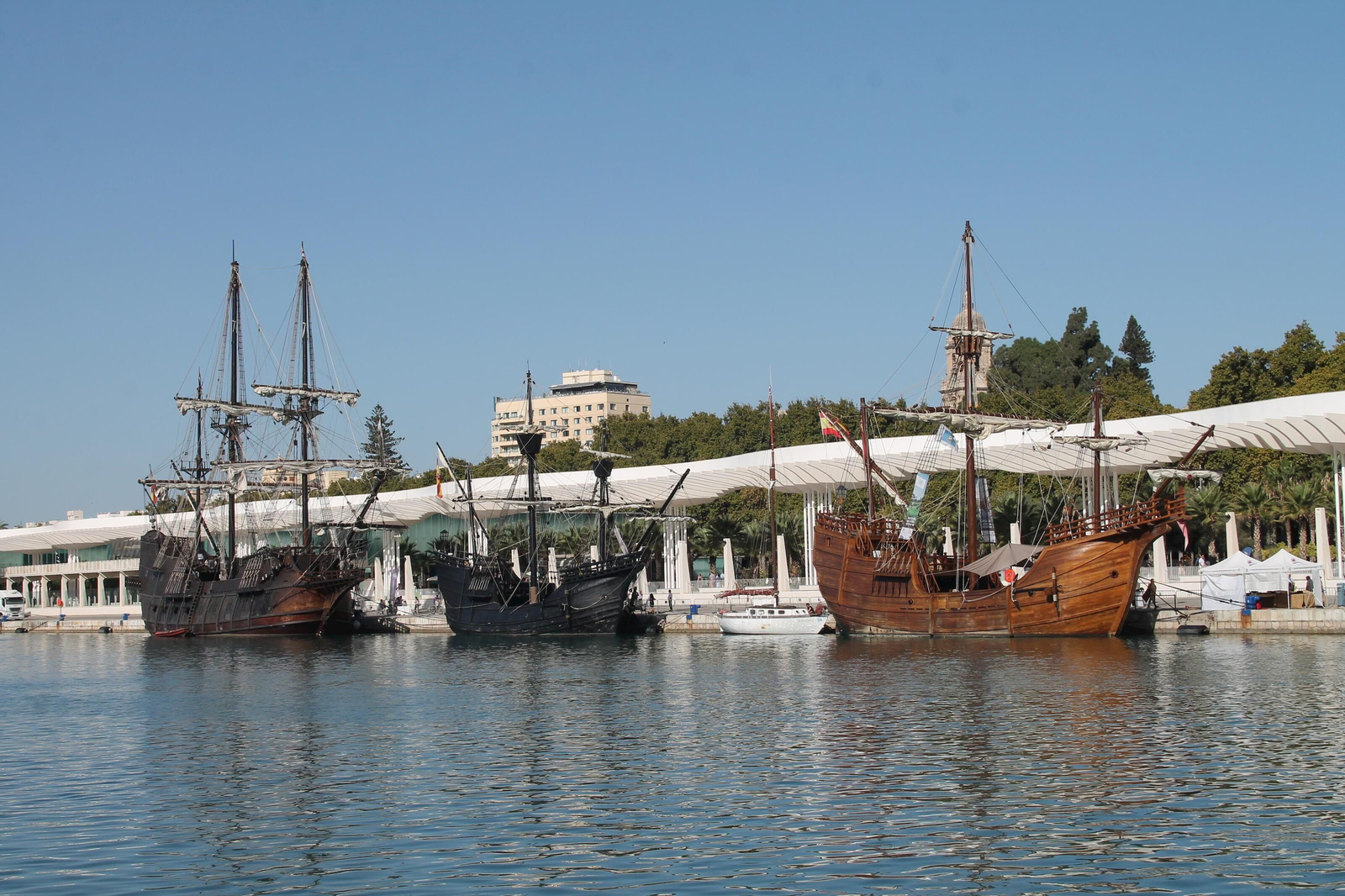 Las Naos ‘Victoria’ y ‘Santa María’ y el galeón ‘Andalucía’ Las Naos ‘Victoria’ y ‘Santa María’ y el galeón ‘Andalucía’