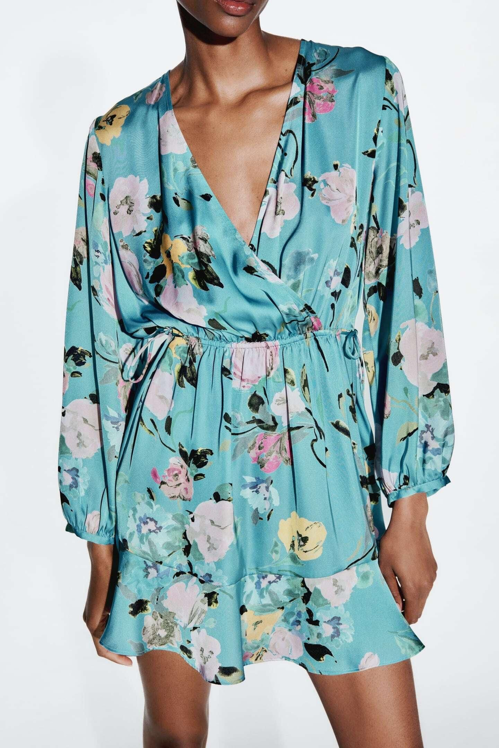 Vestido de flores de Zara.