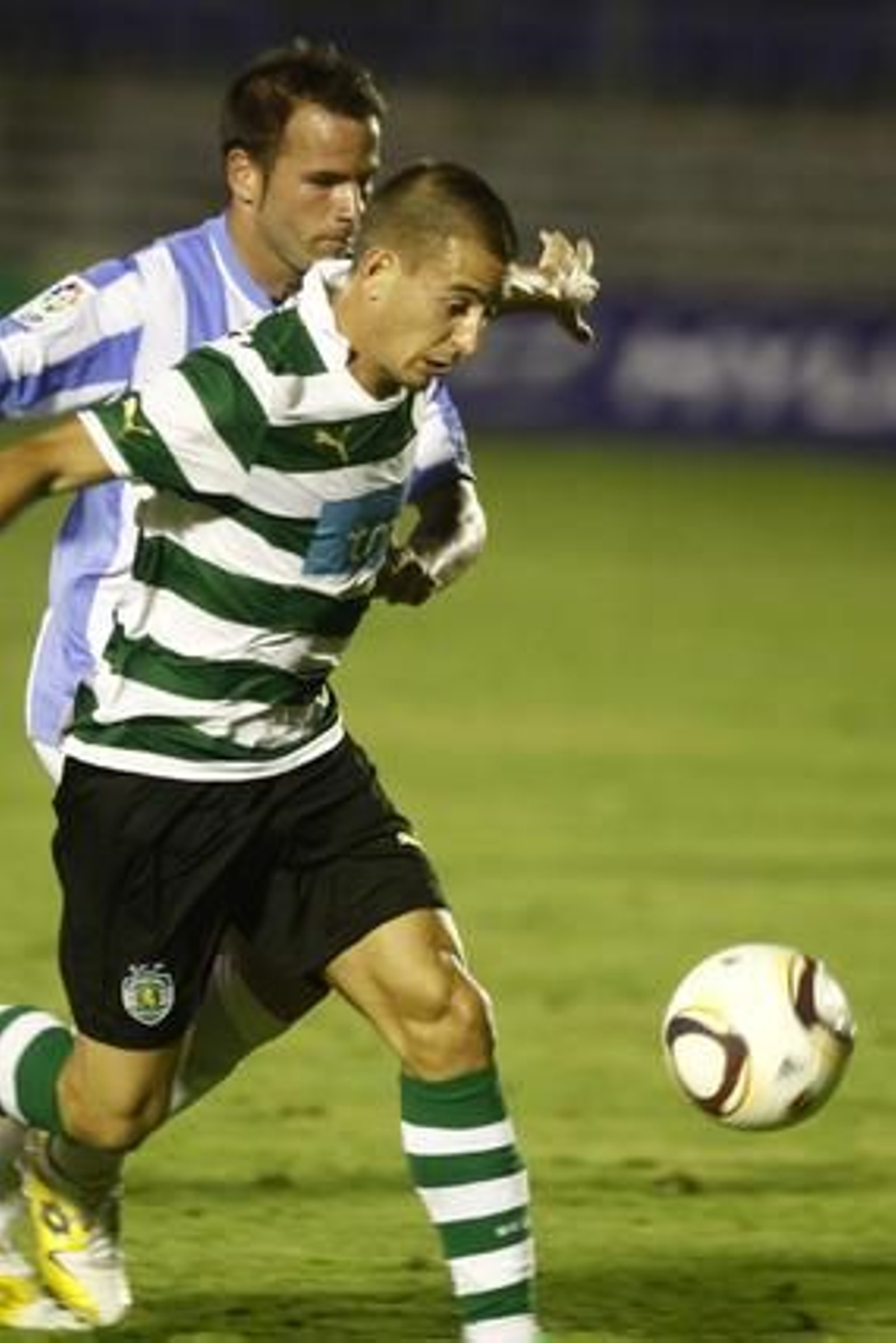 Pereira se lleva el balón seguido por Apoño. 

Foto: Jesus Marin