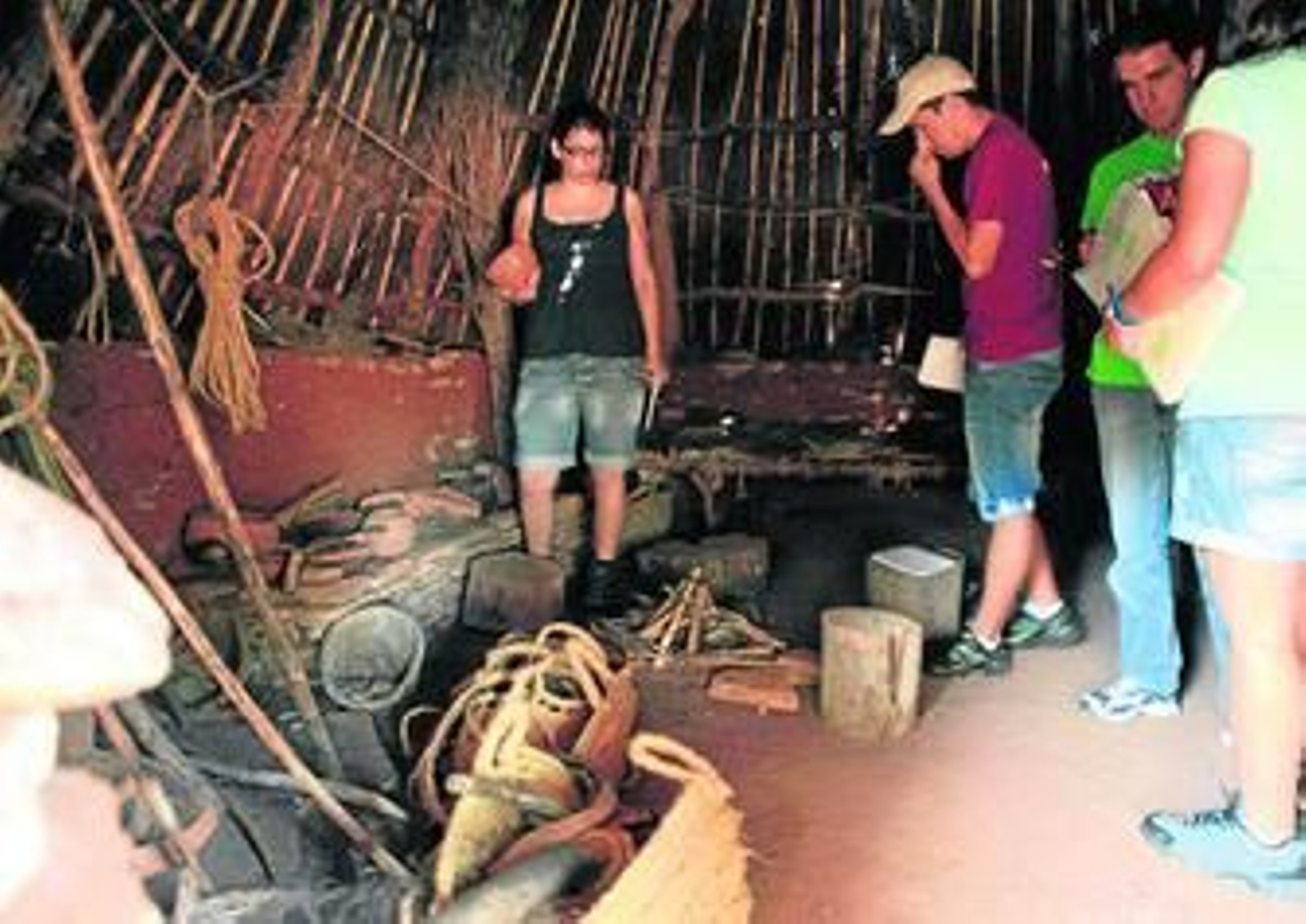 Varios de los alumnos del curso, en el interior de una de las cabañas del poblado prehistórico.