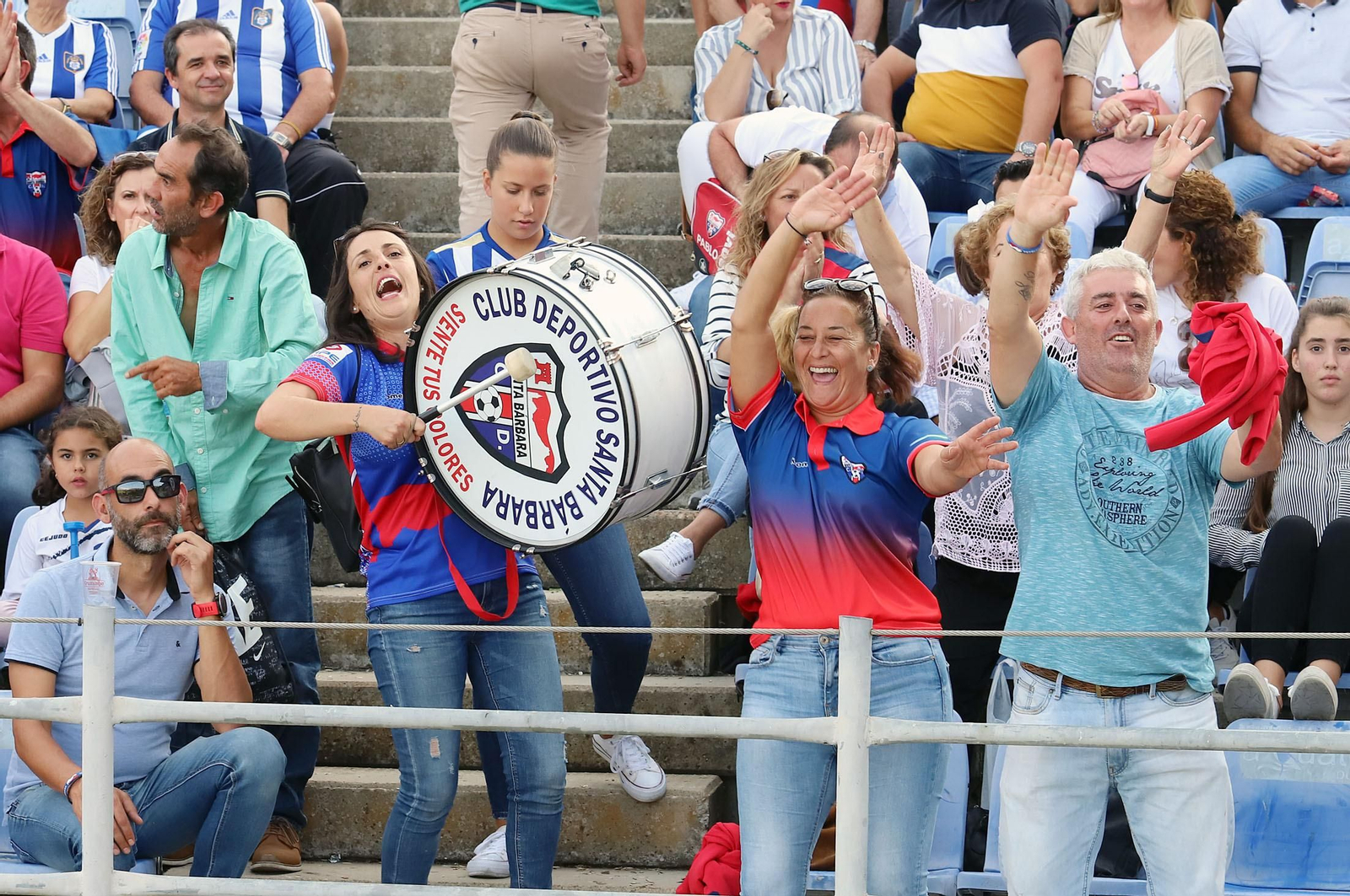 Imágenes del ambiente en el Estadio Nuevo Colombino
