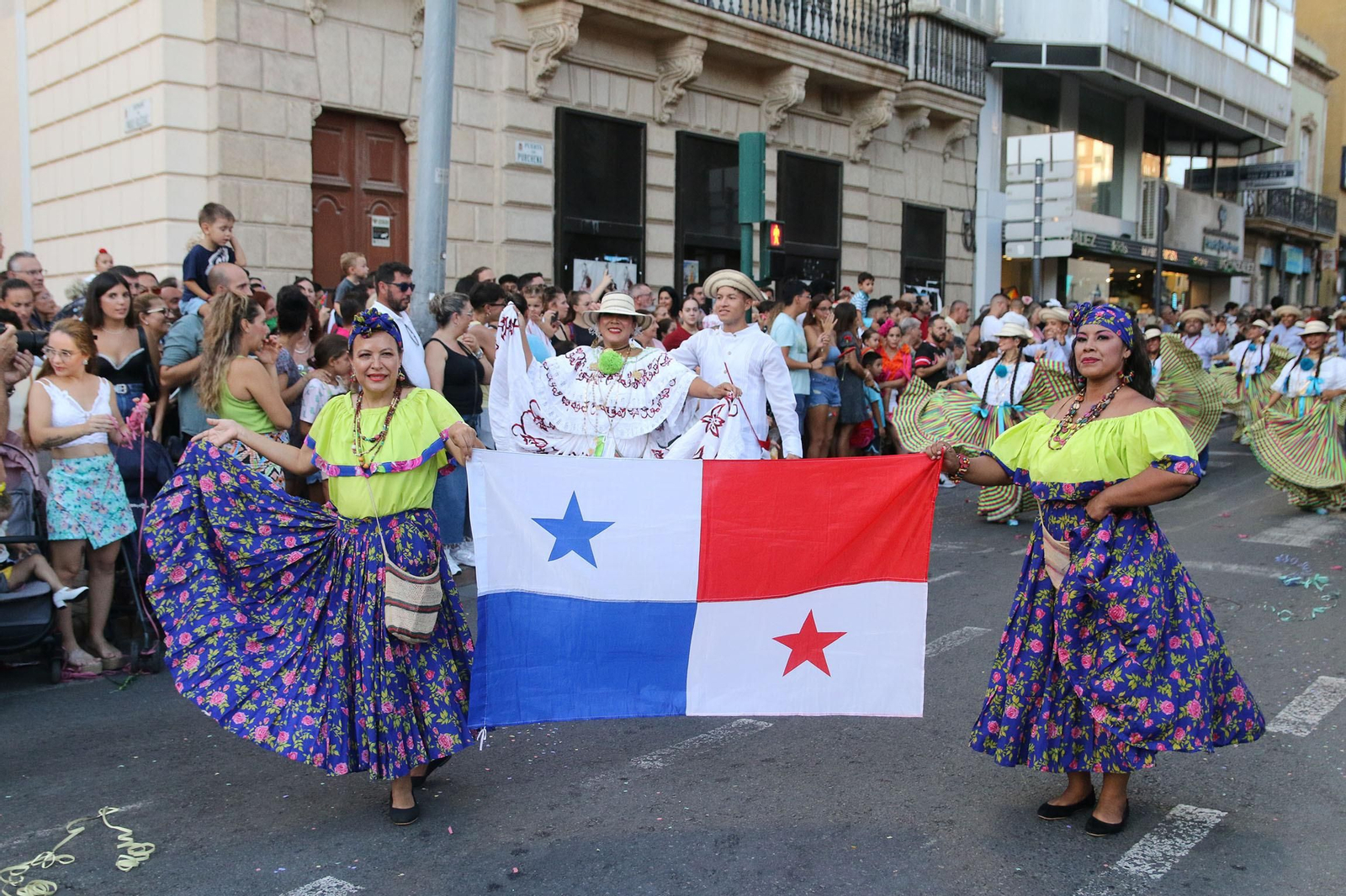 Las imágenes de la batalla de flores en la Feria de Almería 2023