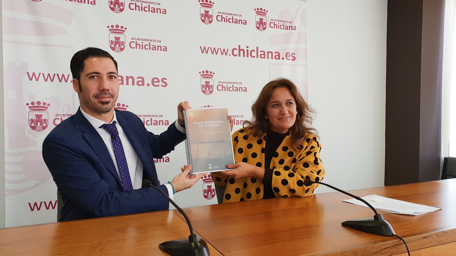 Adrián Macías, de la empresa Q-Innovate Consultores, muestra el documento junto a la delegada Ana González.