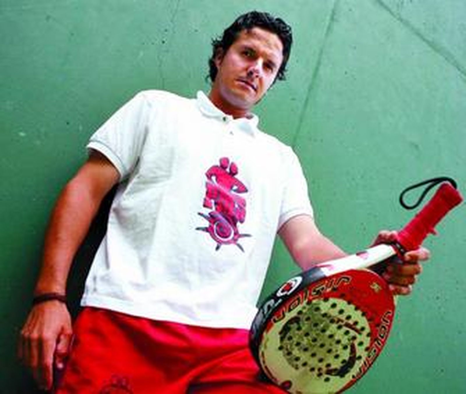 Héctor posa con su pala de pádel en las instalaciones del Galisport .