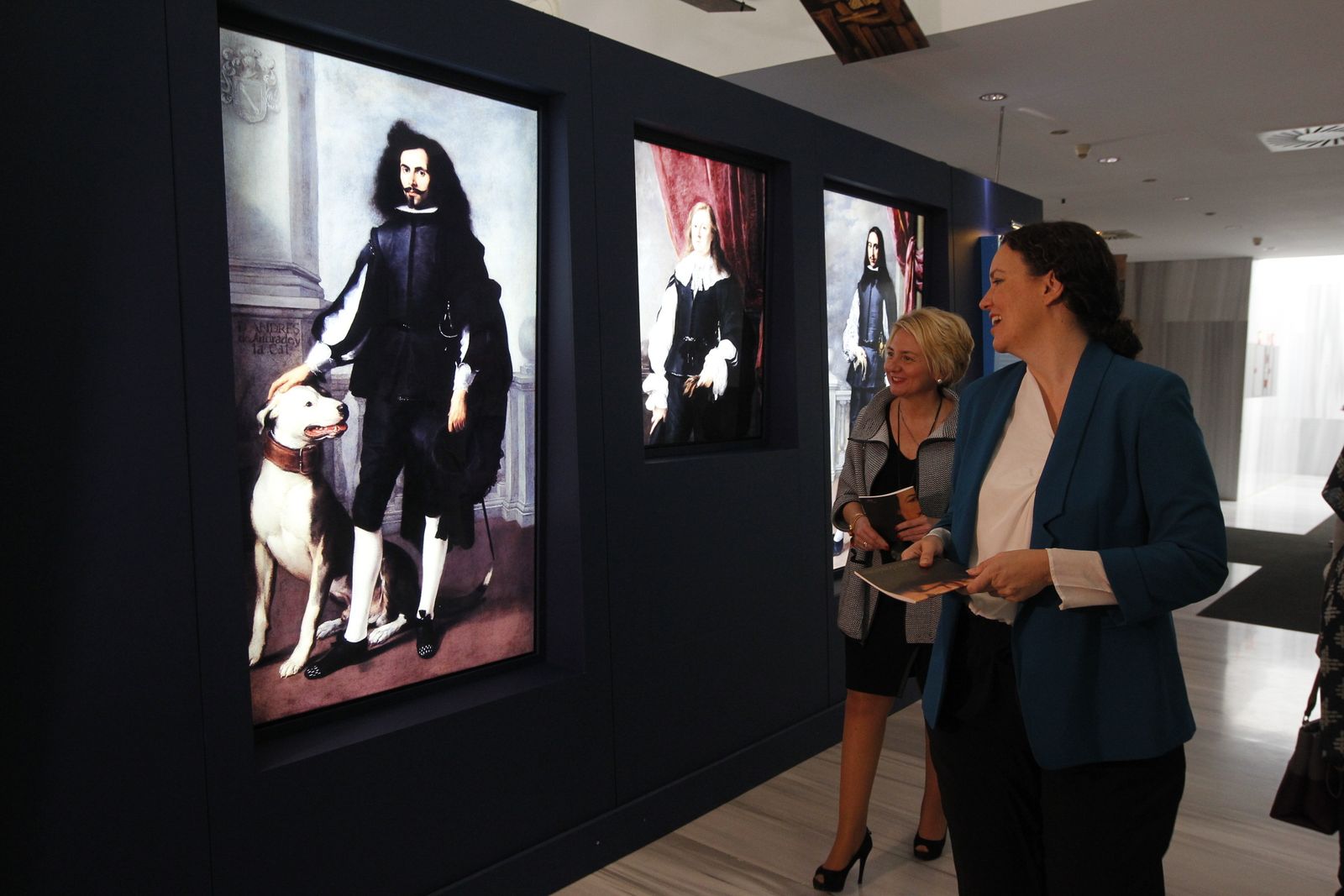 Eloisa Cabrera acompañada de Beba Pérez viendo la muestra de Murillo