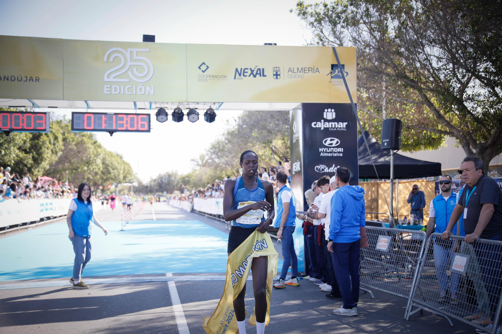 Imágenes de la llegada de la Media maratón Ciudad de Almería