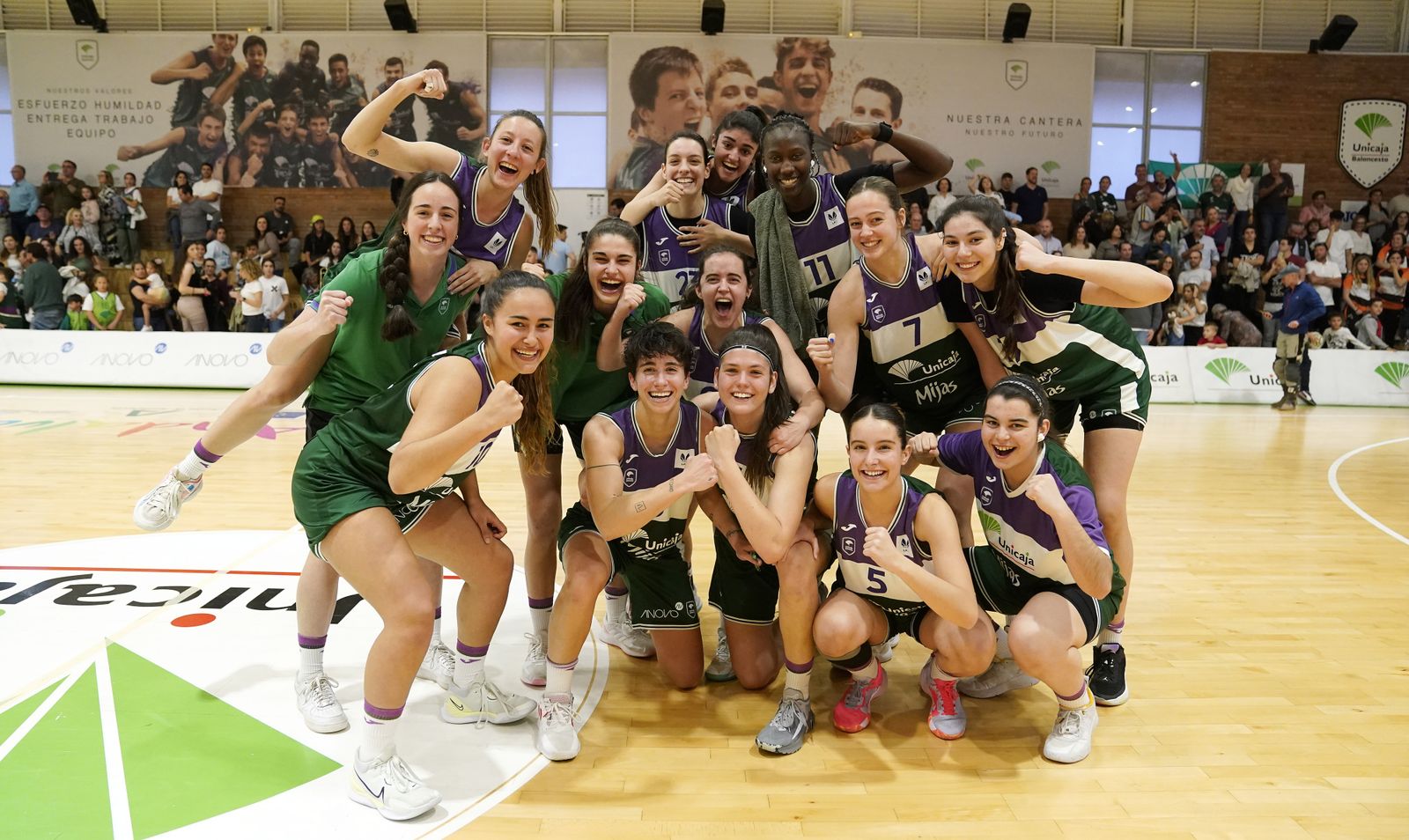 Las jugadoras del Unicaja celebran.