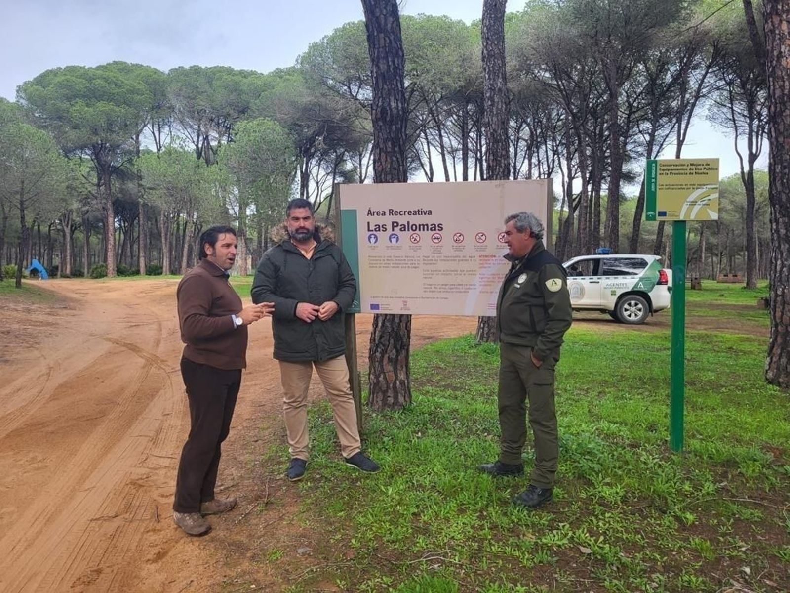 El alcalde y el delegado de Medio Ambiente en el área recreativa Las Palomas.