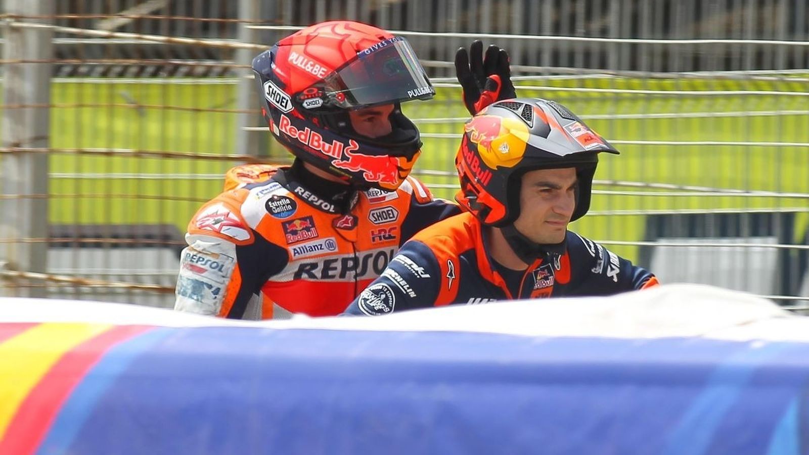 Pedrosa conduce y Márquez saluda.