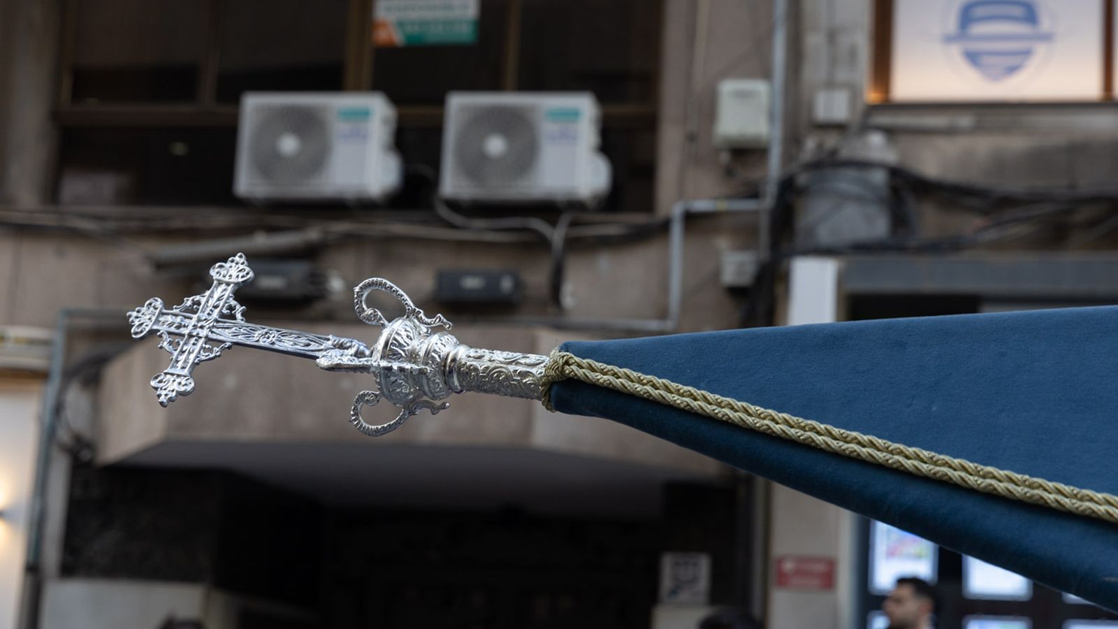 Los cofrades se rinden ante los grandes pasos de misterio del Lunes Santo