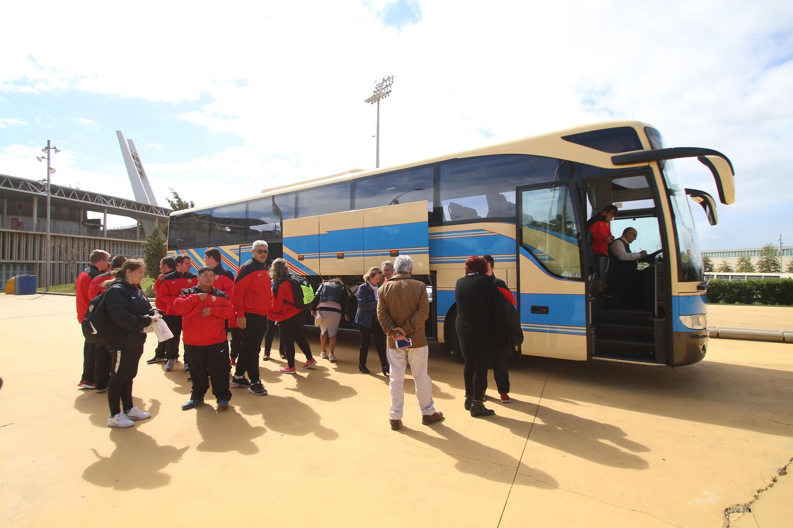 Fotogalería de la salida del Almería y el Almería Genuine hacia sus respectivos partidos.