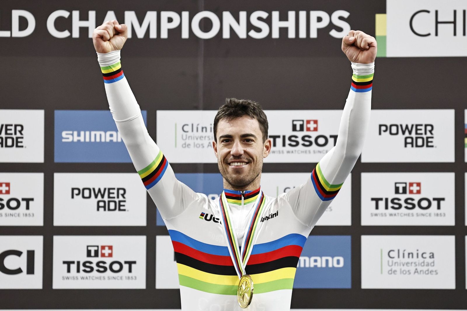 El menorquín Albert Torres ganó el título en la modalidad de ómnium de los Mundiales de ciclismo en pista celebrados en el velódromo de Peñalolén de Santiago de Chile, campeonato que suma al logrado en Cali en 2014 en la prueba de madison junto a David Muntaner.  El ciclista de Ciutadella se volvió a coronar con 35 años tras llegar primero a la prueba definitiva, después de cosechar dos terceros puestos en la "Tempo Race"