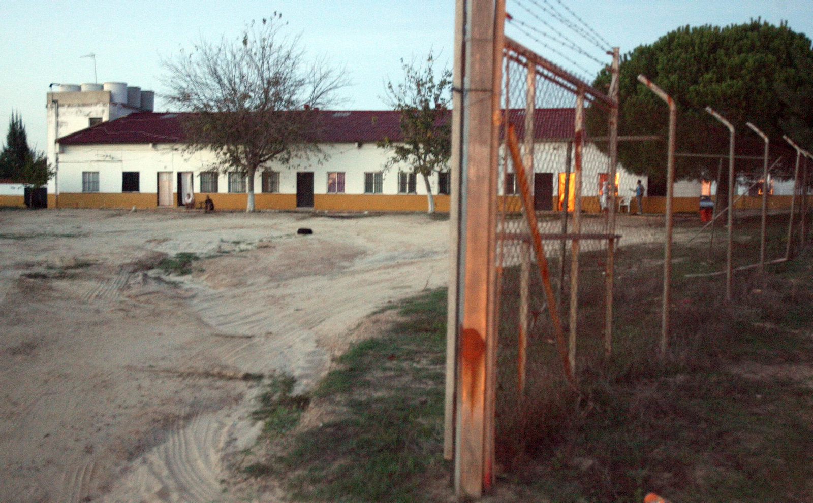 Entrada a una de las fincas de La Borrachuela, en Almonte.