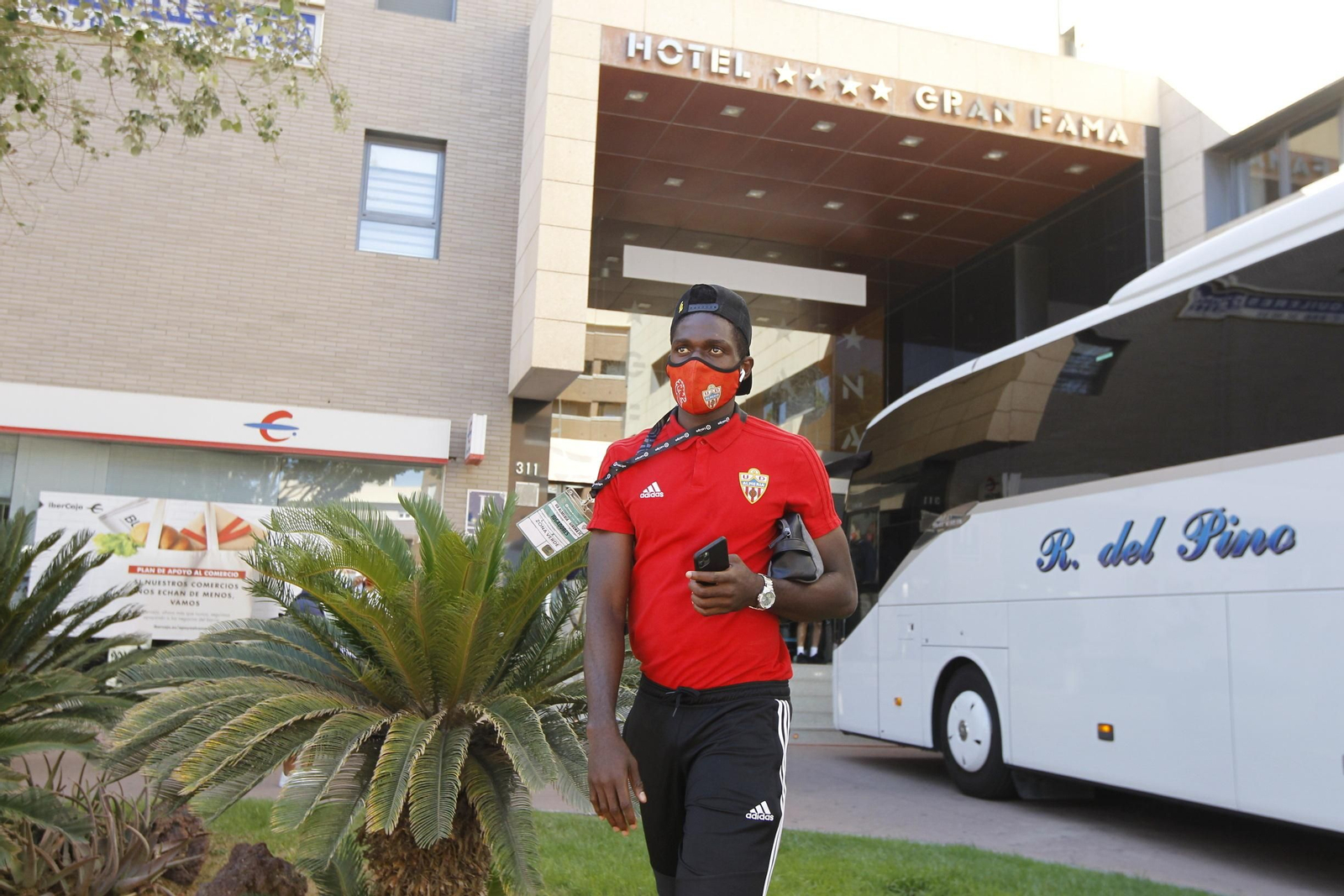 Fotogalería de la afición del Almería antes del partido ante el Girona