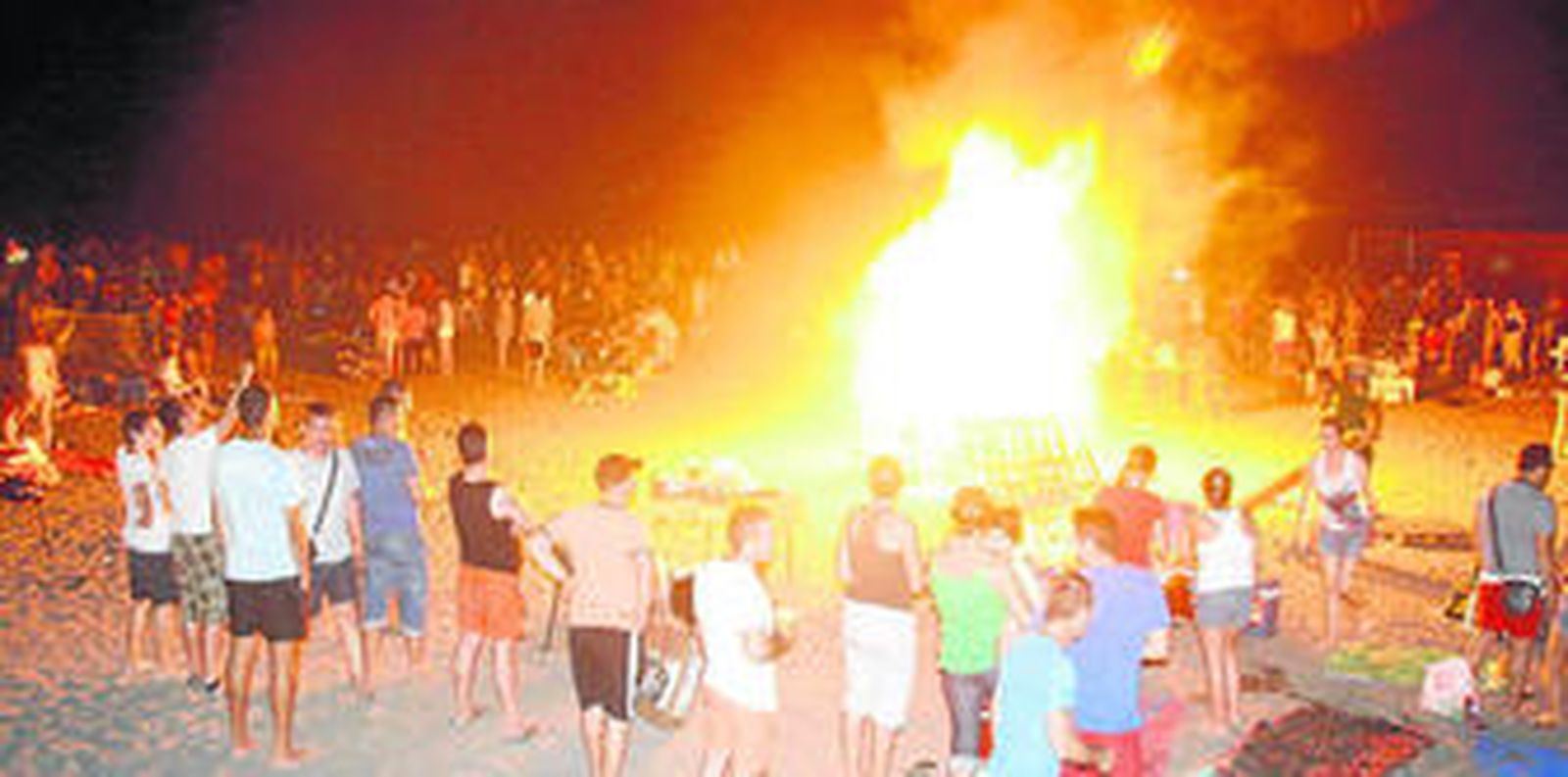 La playa de El Zapillo en la capital almeriense volvió a ser el epicentro de la celebración de la noche más corta del año.