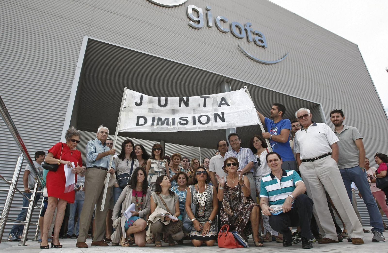 Protesta de trabajadores y farmacéuticos ante la sede de Gicofa, en 2014.