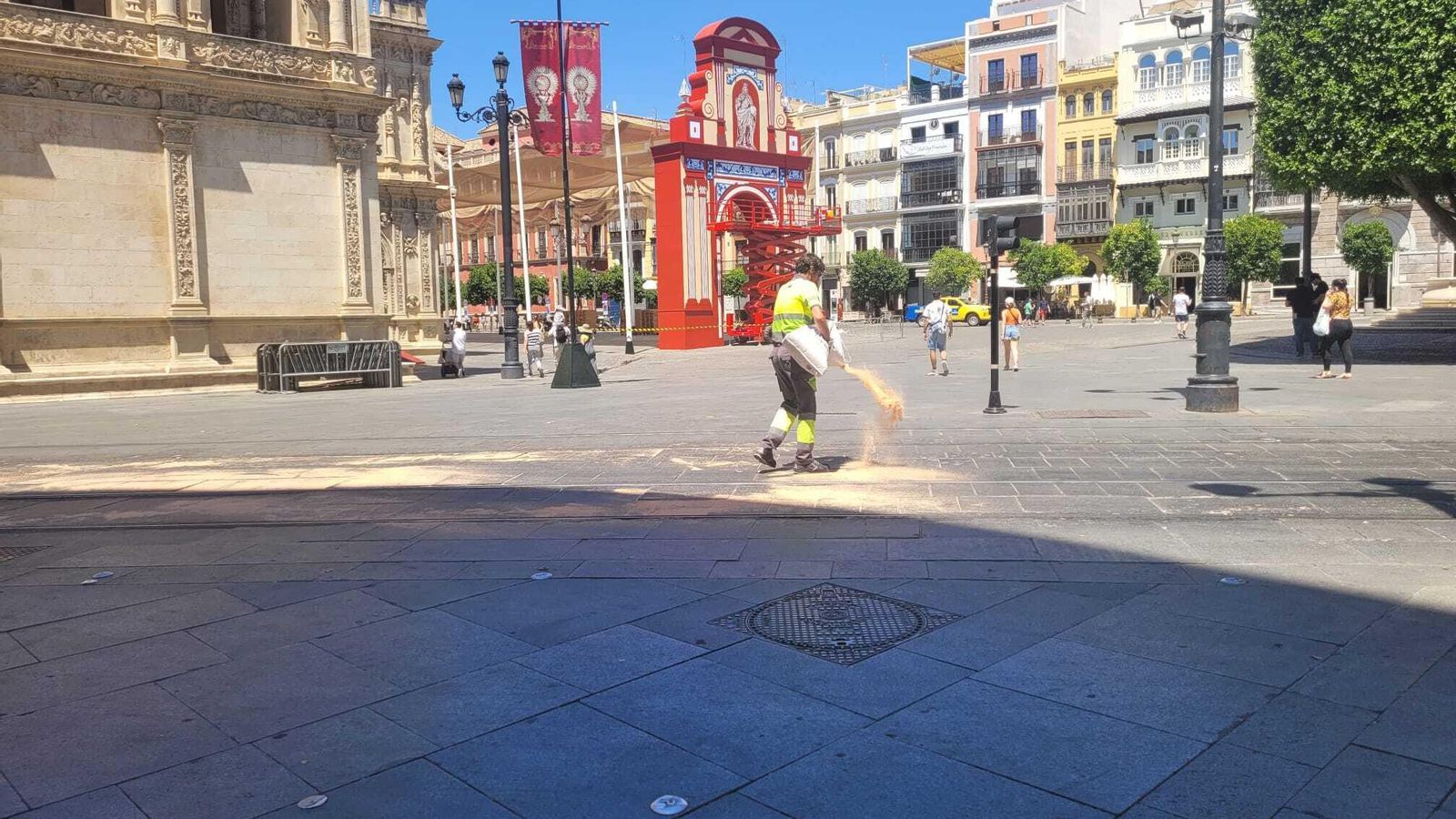 Un operario echa serrín sobre la cera derretida.