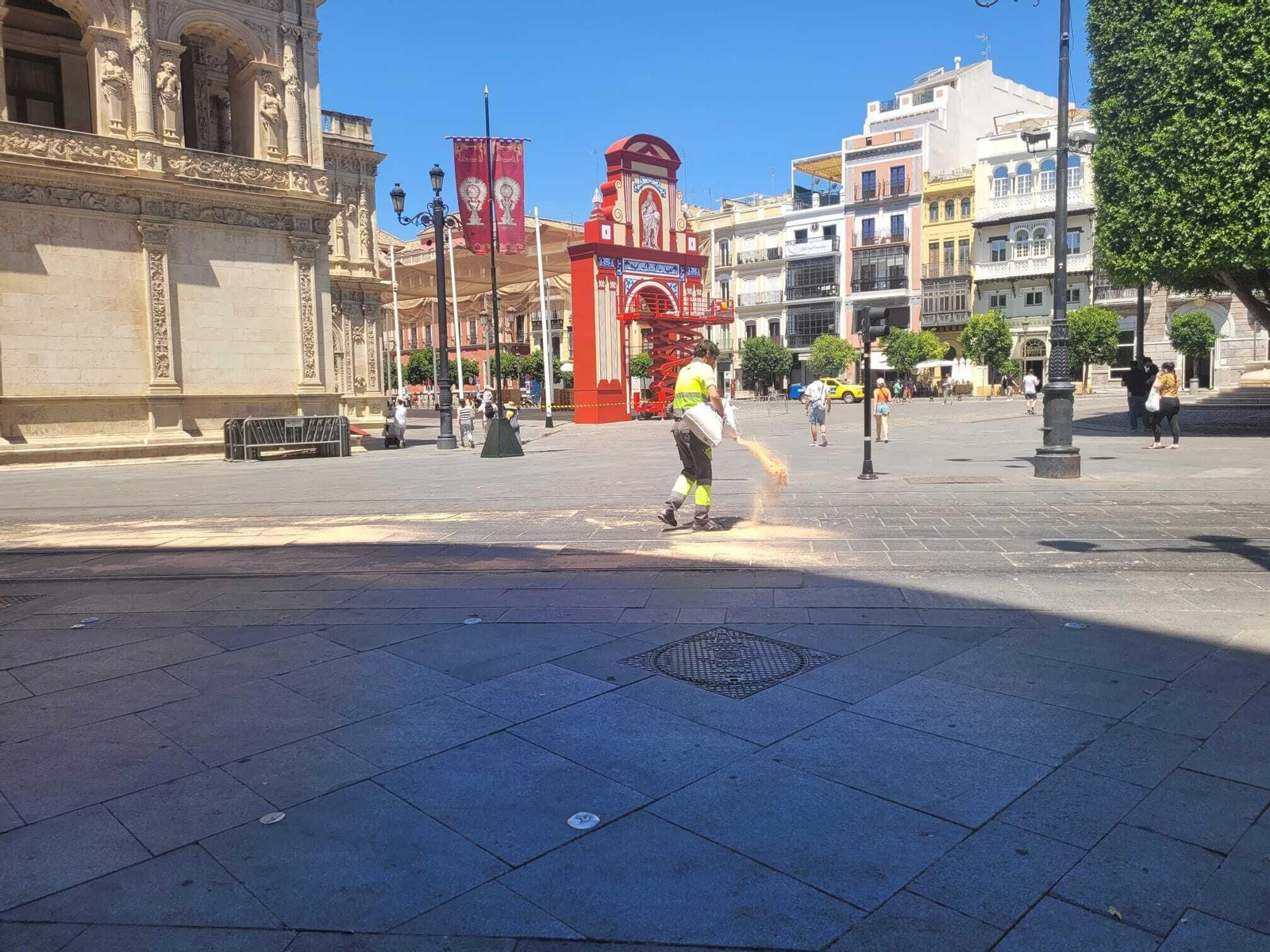 Un operario echa serrín sobre la cera derretida.