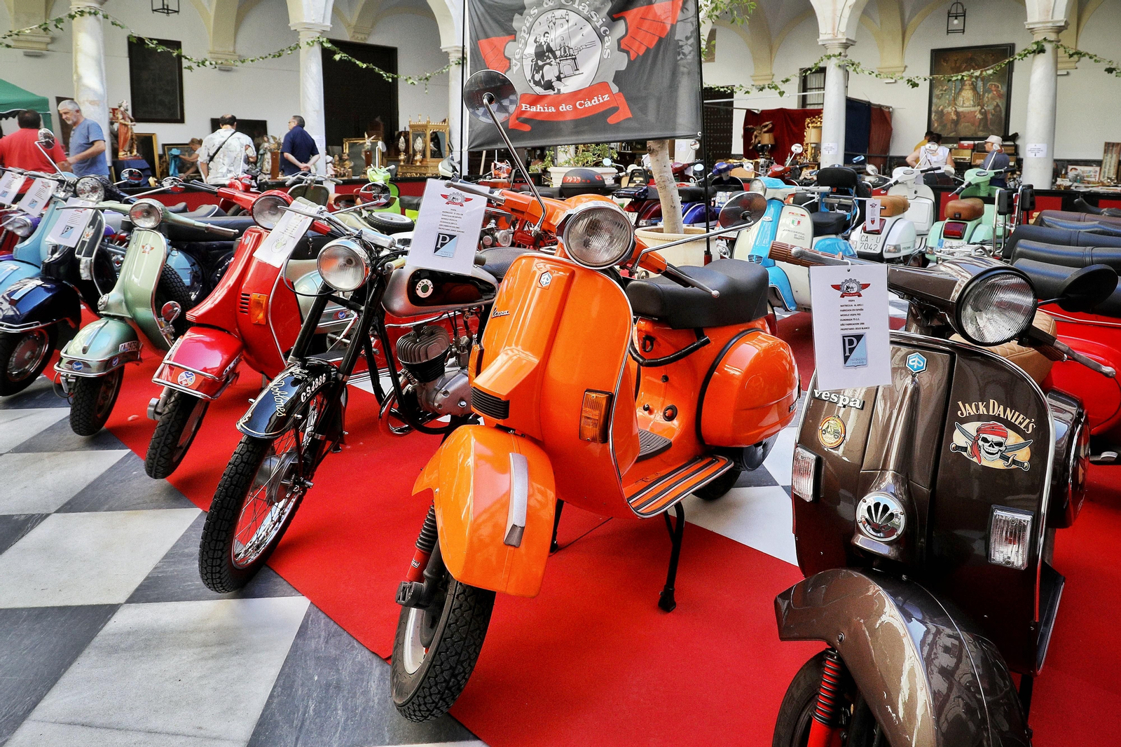 Las imágenes del Mercado de Antigüedades y Coleccionismo en el convento de Santo Domingo