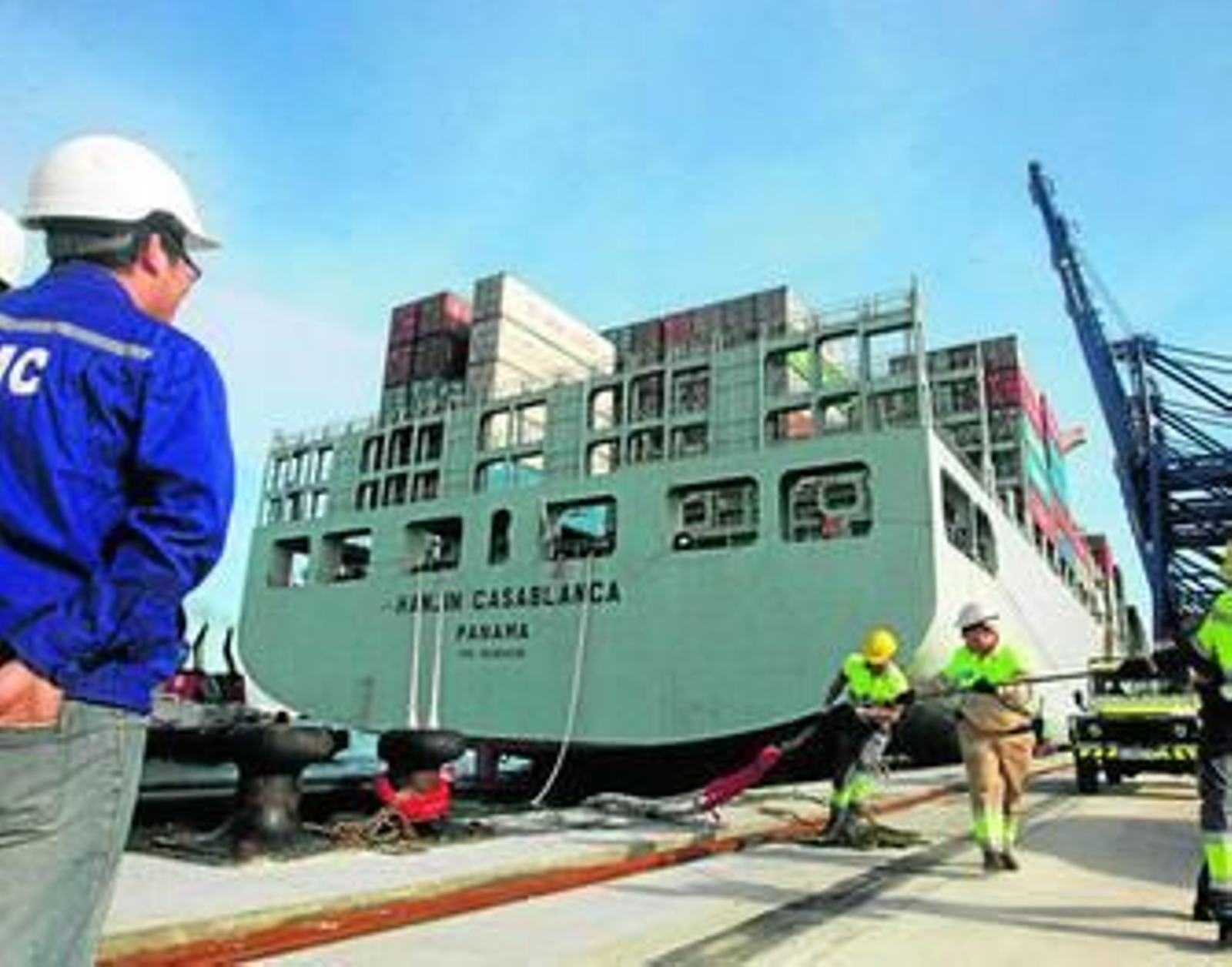 Operarios de la terminal observan la maniobra de amare del 'Hanjin Casablanca' en Total Terminal International Algeciras.