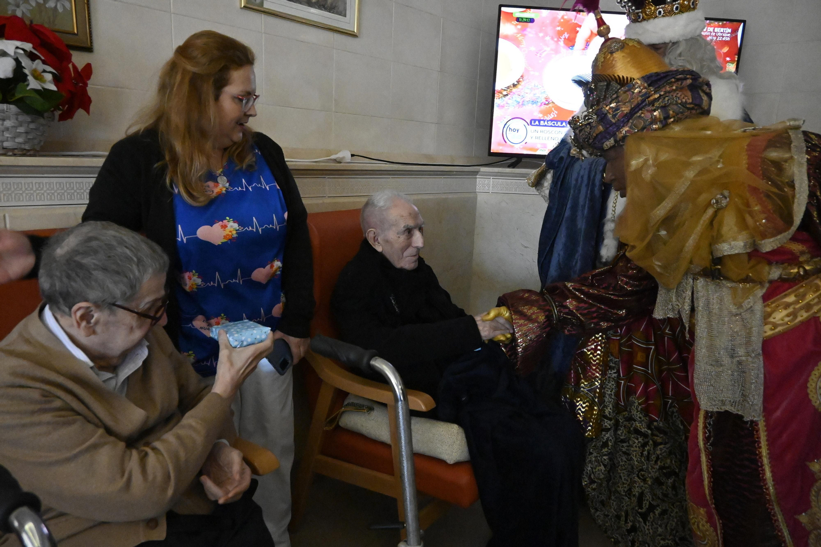 Visita de los Reyes Magos a los ancianos de los asilos de Huelva, en imágenes