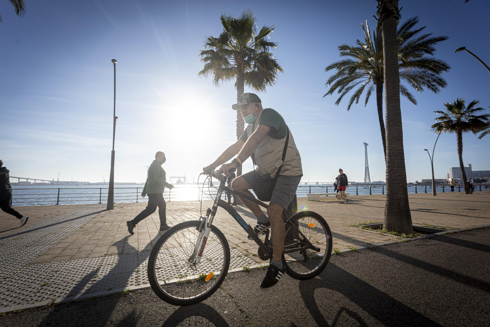 Desde bien temprano muchos gaditanos hacen deporte y pasean en la bahía