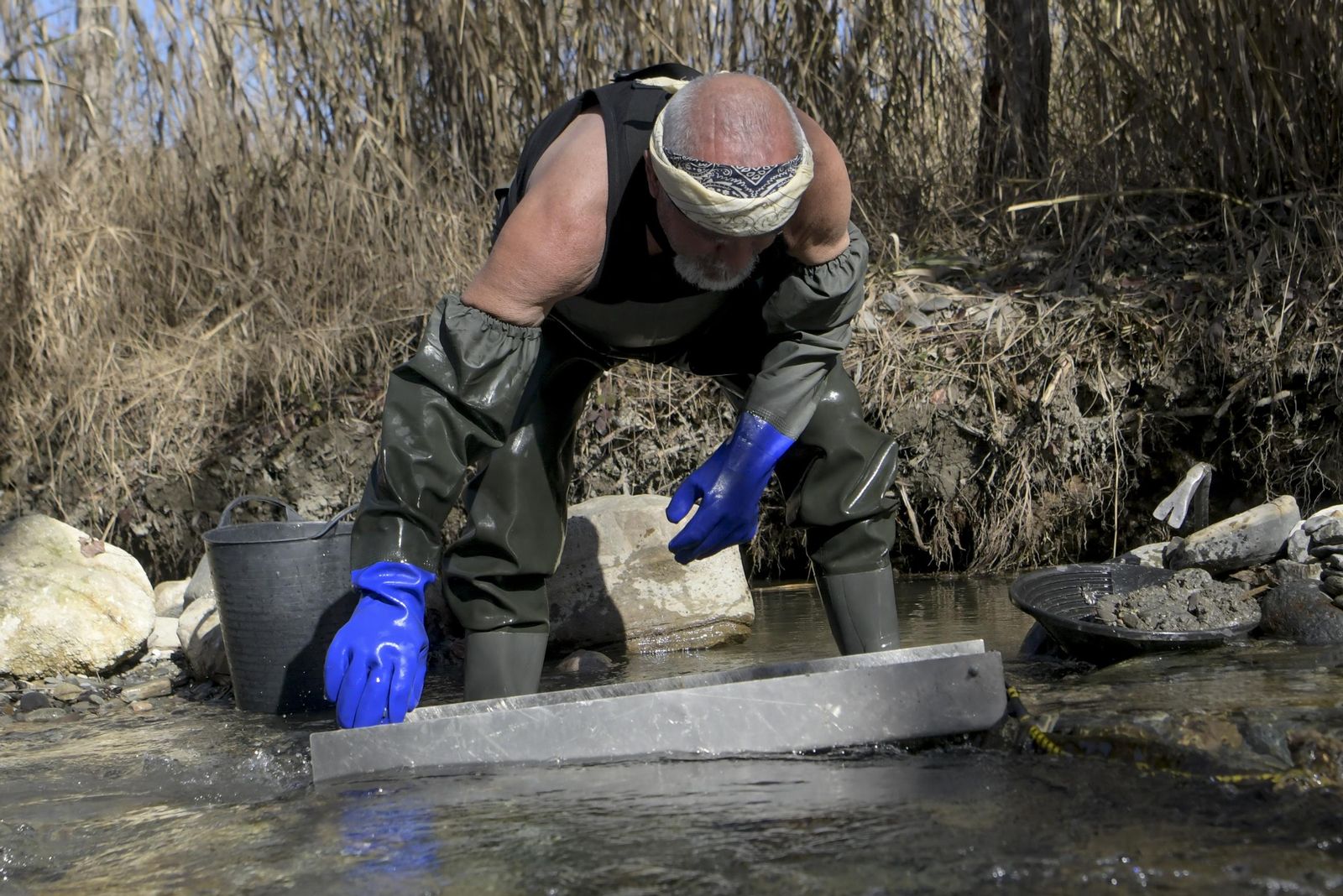Así es el trabajo de Fernando Díaz, el buscador del 'oro olvidado' del río Genil