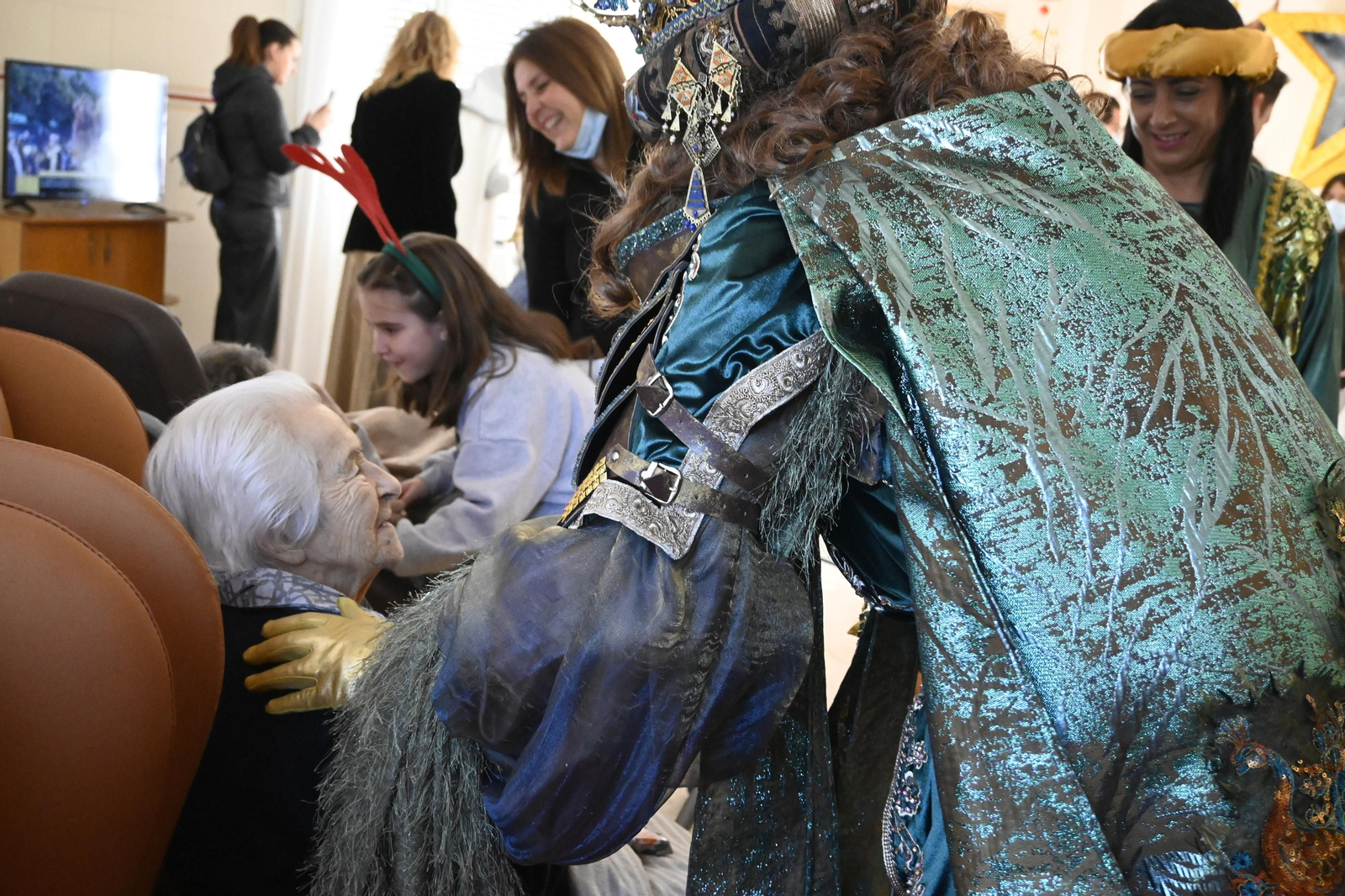 Visita de los Reyes Magos a los ancianos de los asilos de Huelva, en imágenes
