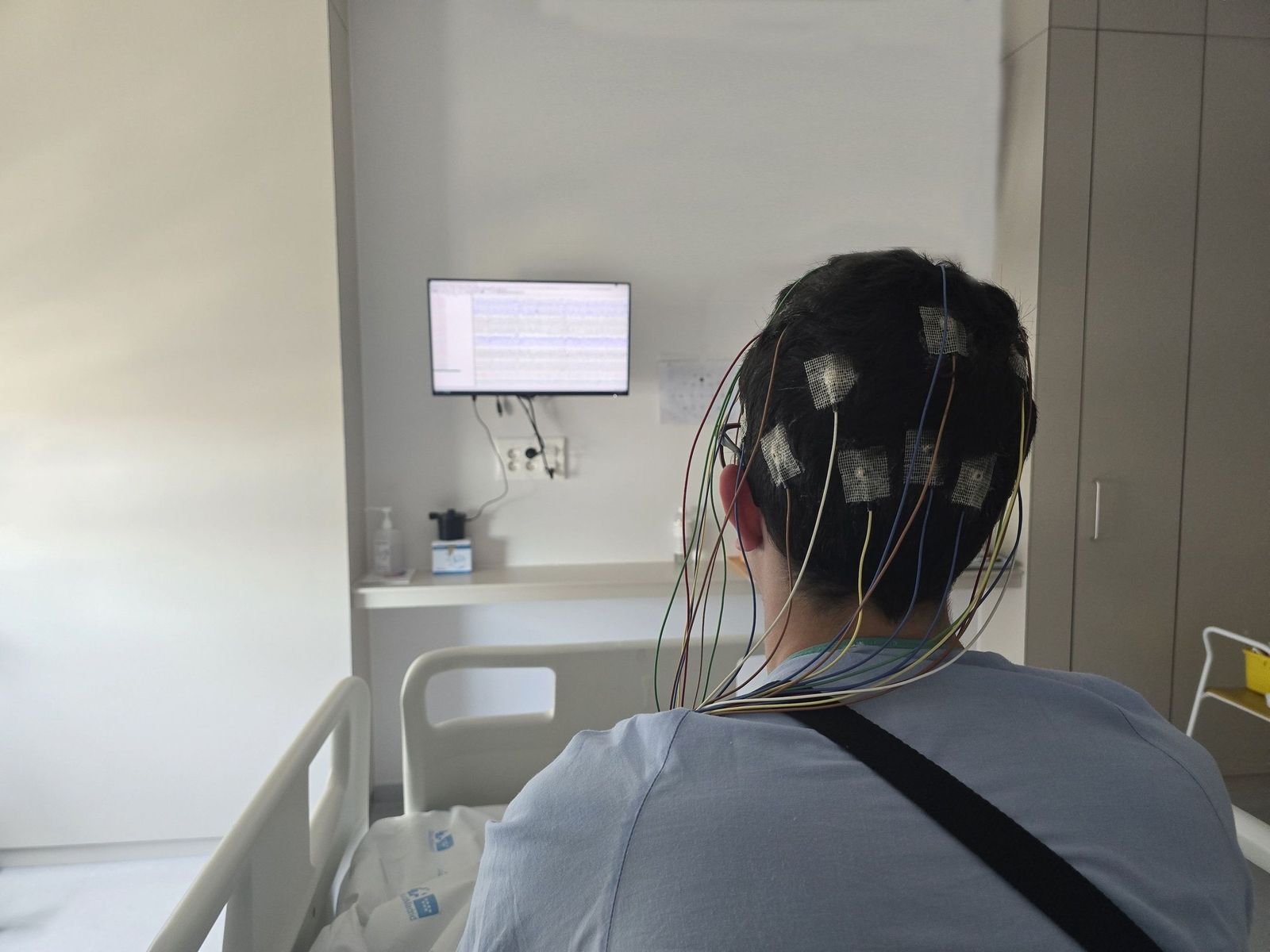 Un paciente se somete a una prueba de videoelectroencefalograma en una unidad especializada.