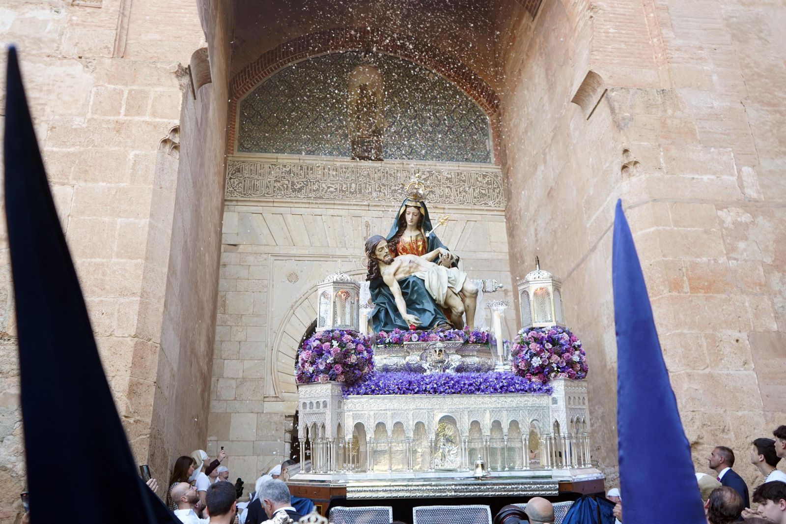 Las fotos de la salida de Santa María de la Alhambra y su bajada a Granada