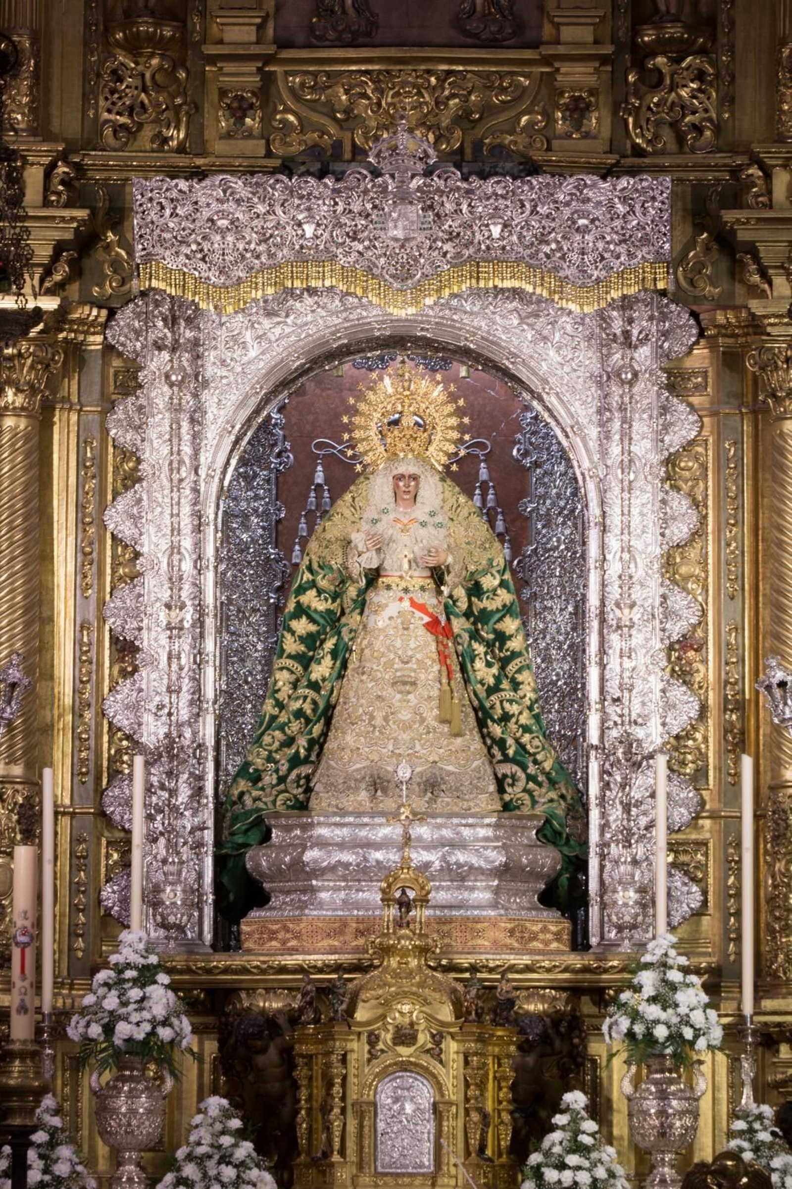 La Virgen de la Esperanza en su camarín.