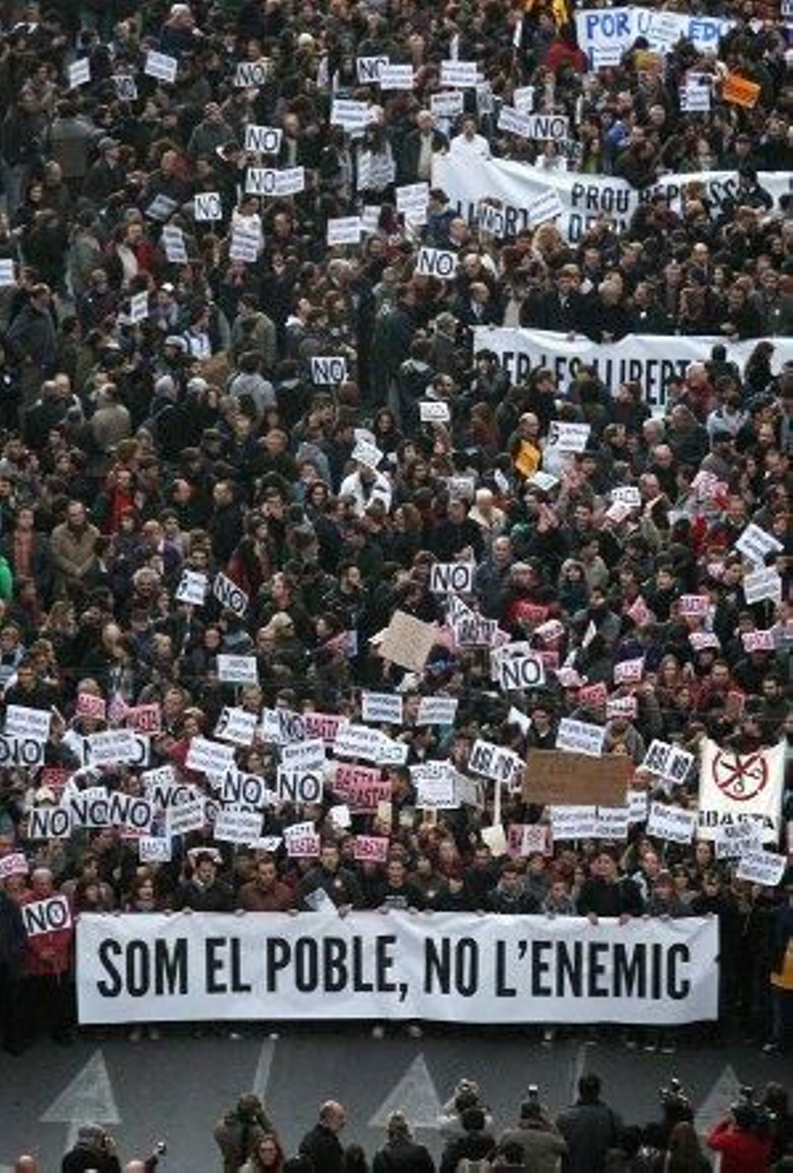 Miles de personas vuelven a la calle bajo el lema "Somos el pueblo, no el enemigo"