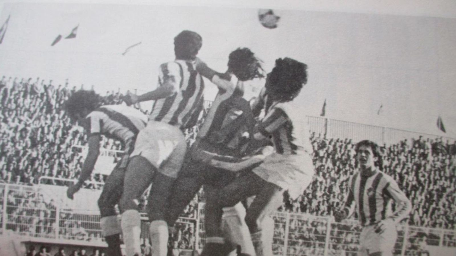 Rolón y Rojas saltan  a por un balón ‘a la olla’ entre dos defensores béticos.