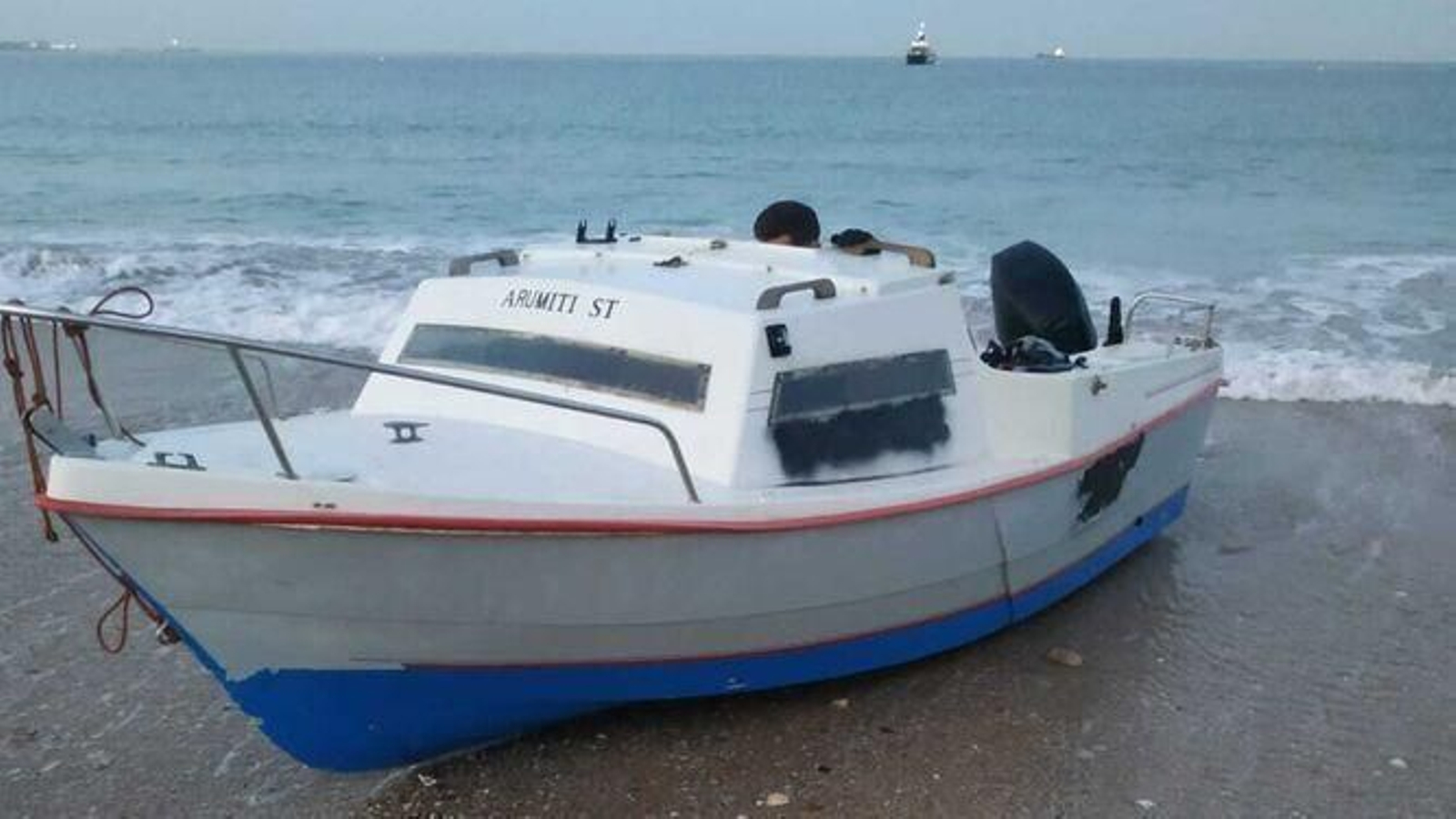 La barca motora llegada con ocho migrantes a bordo a la playa de El Águila, en El Puerto.