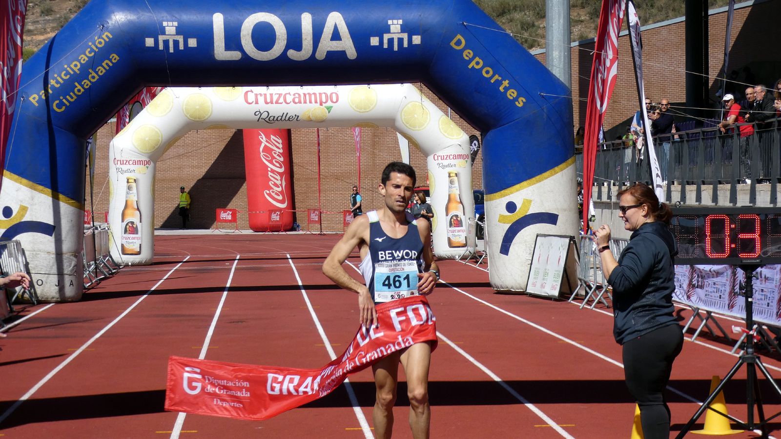 Manuel Santiago, tras cruzar la línea de meta