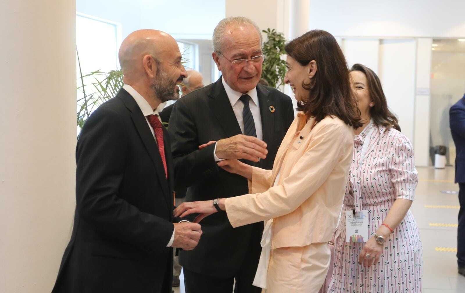 Pilar Llop esta mañana conversando con Javier Salas y Francisco de la Torre.