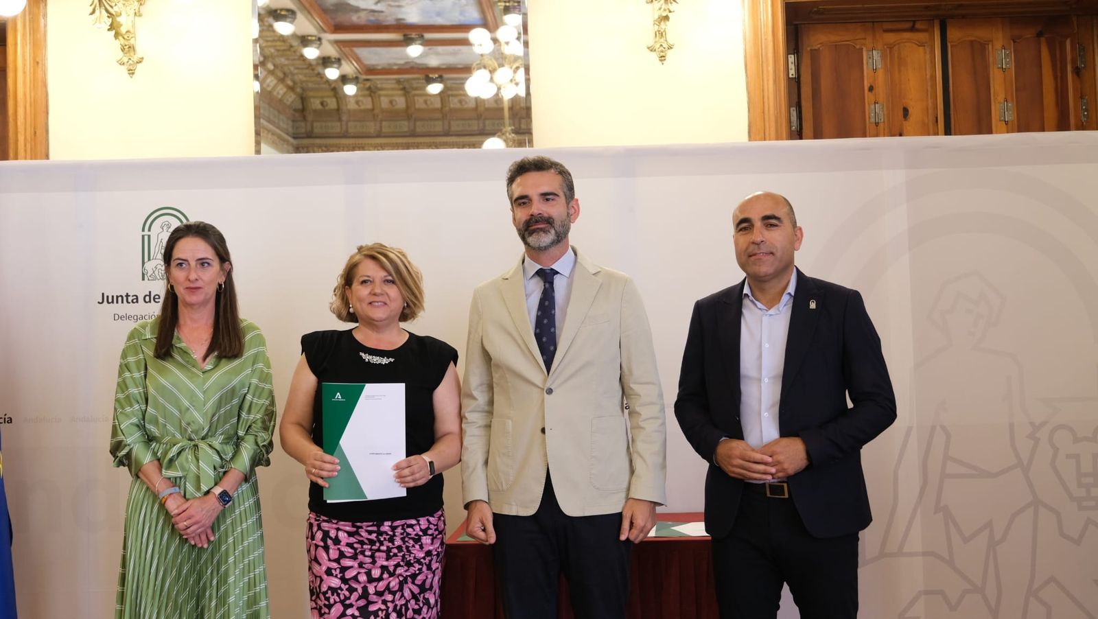 Entrega de las ayudas para el Ayuntamiento de Gádor que ha recogido su alcaldesa.