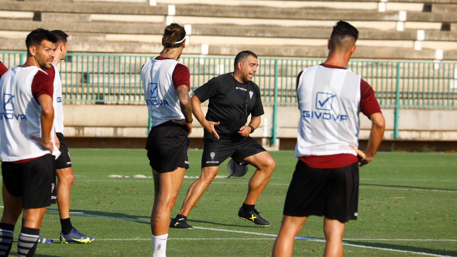 Germán Crespo corrige a sus jugadores en uno de los primeros entrenamientos del Córdoba CF.