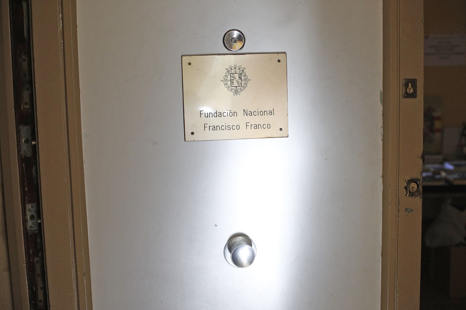 Detalle de la placa de entrada en la sede de la Fundación Francisco Franco, en la Avenida Concha Espina de Madrid.