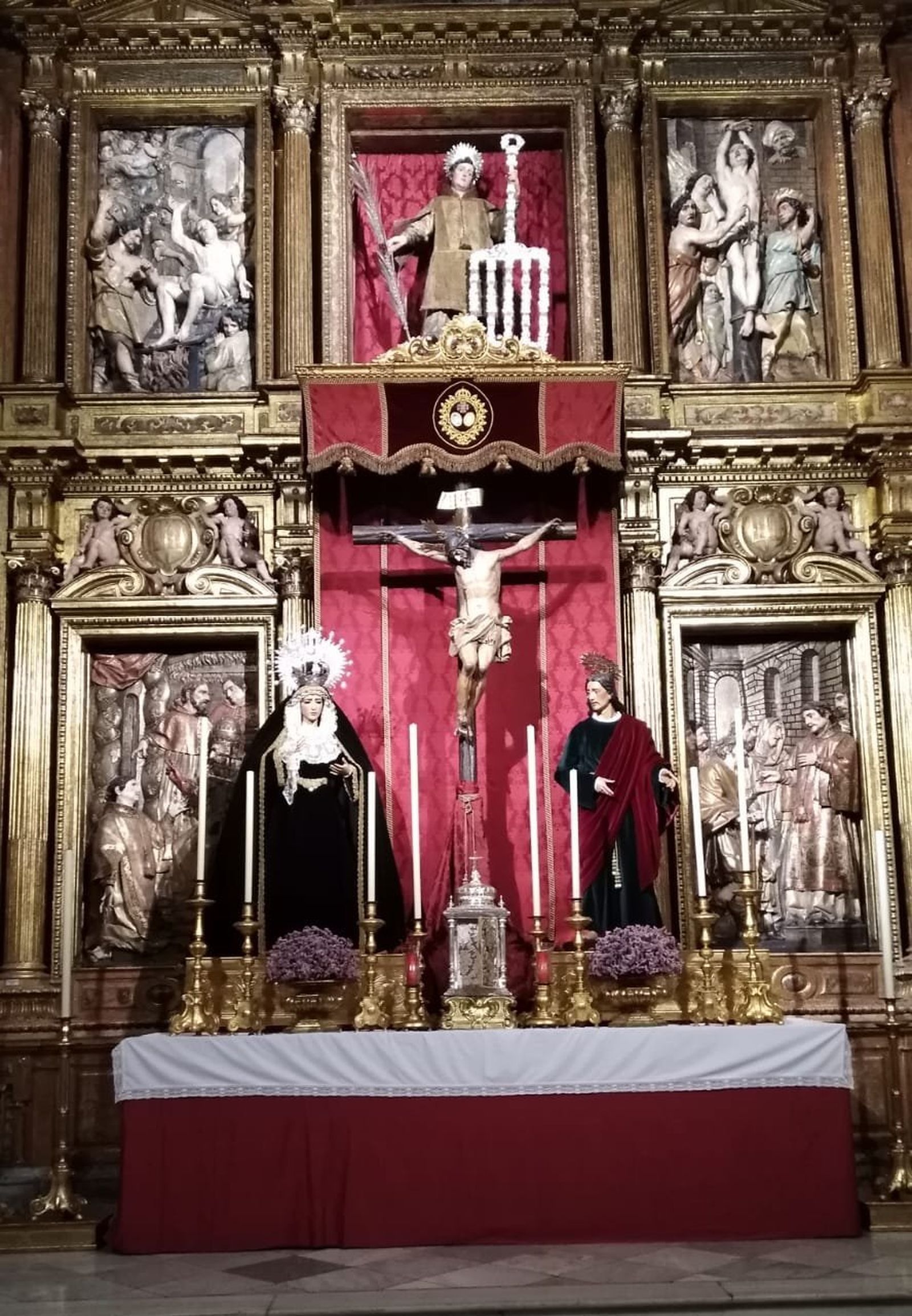 El calvario formado por el Cristo del Mayor Dolor, la Virgen del Dulce Nombre y San Juan.