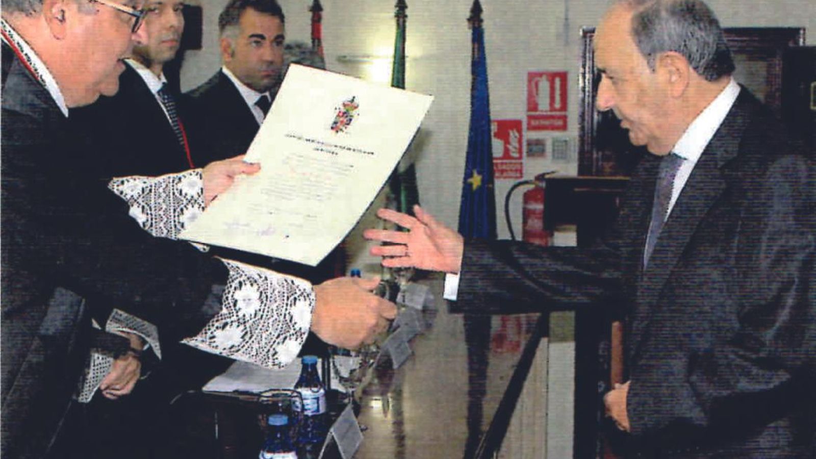 Recibiendo diploma de 50 años en ejercicio