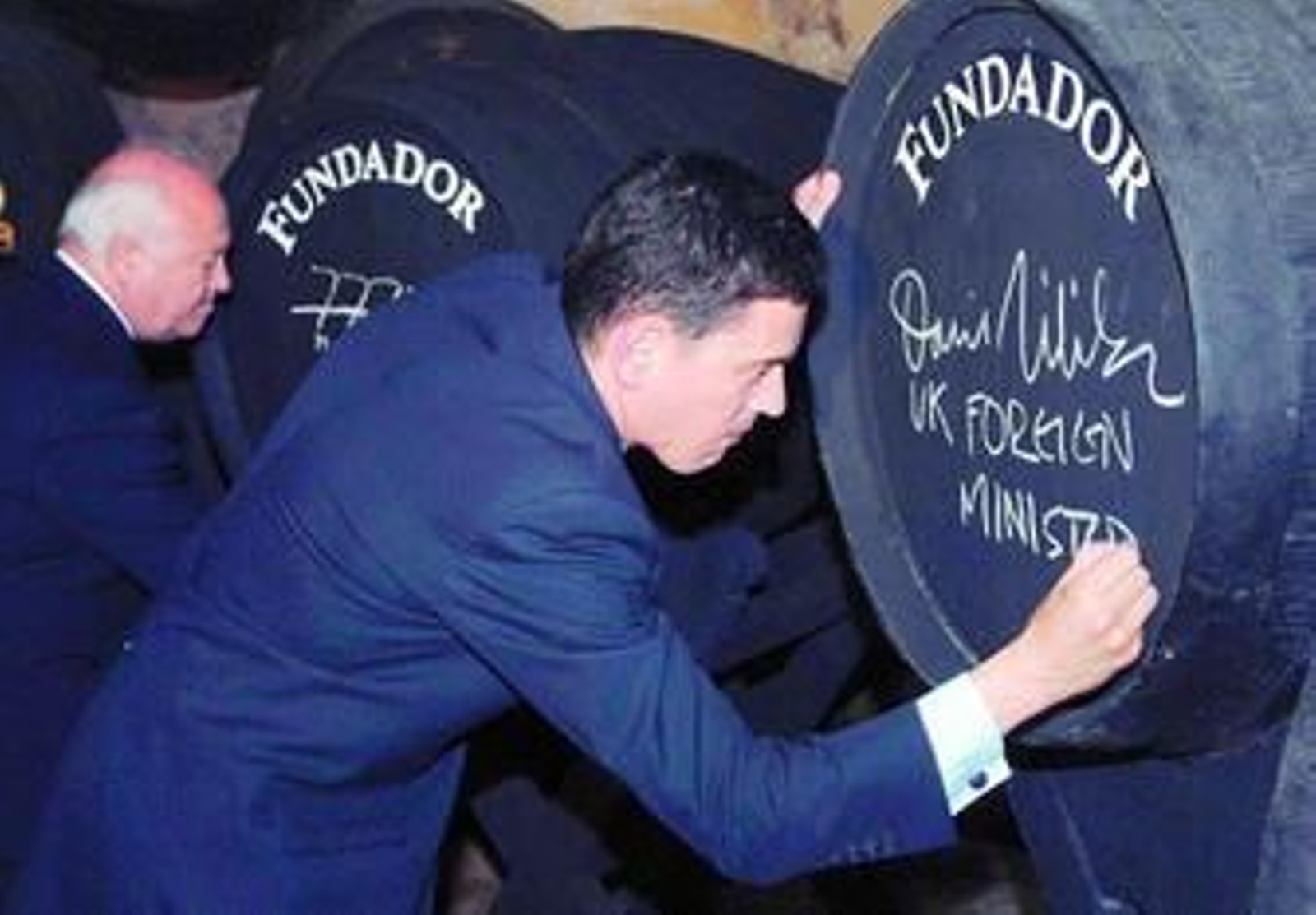 Moratinos y Biliband, ayer, firmando en botas de Beam Global, antiguas bodegas Domecq, en Jerez.